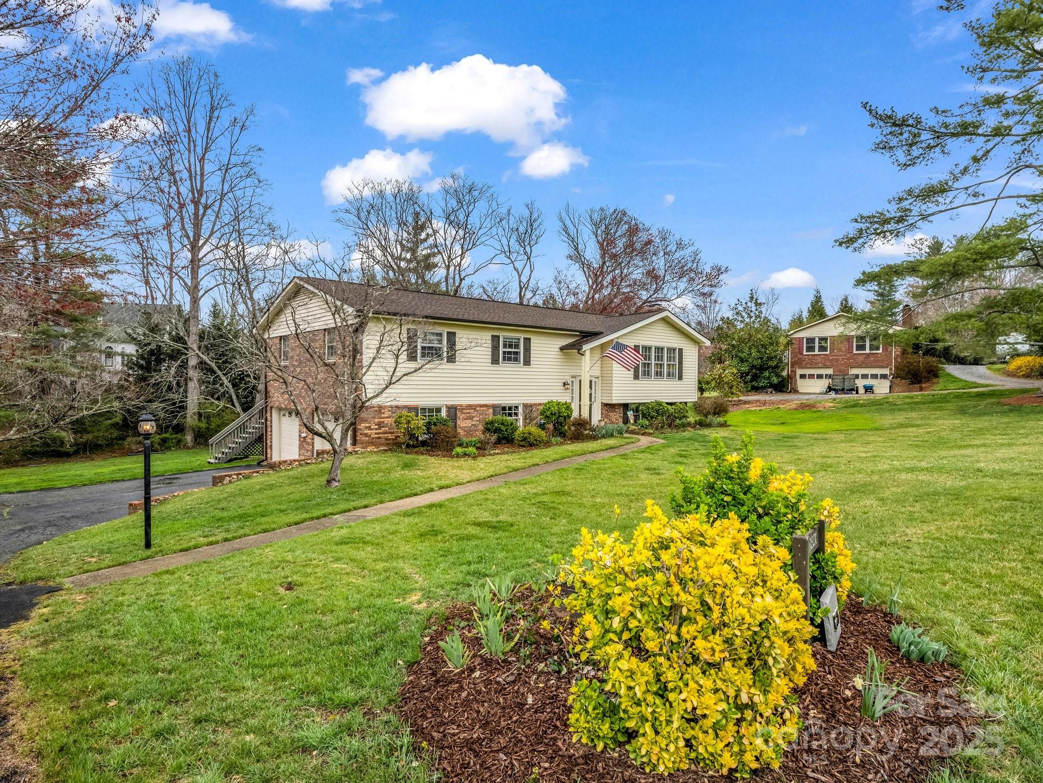 Property image 2 of 1286 Glenheath Drive in Heatherwood, Hendersonville, NC 28791