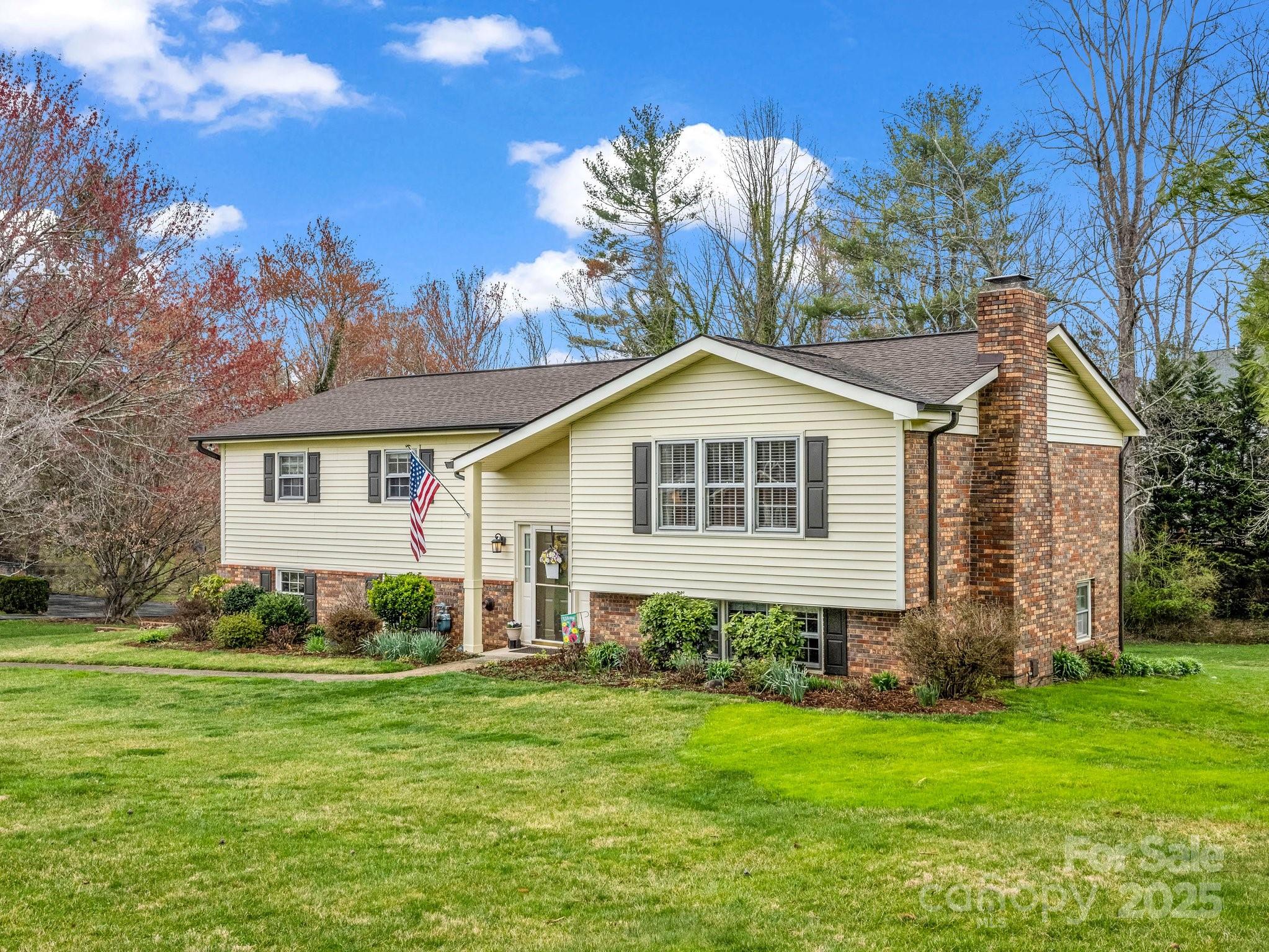 Property image 4 of 1286 Glenheath Drive in Heatherwood, Hendersonville, NC 28791