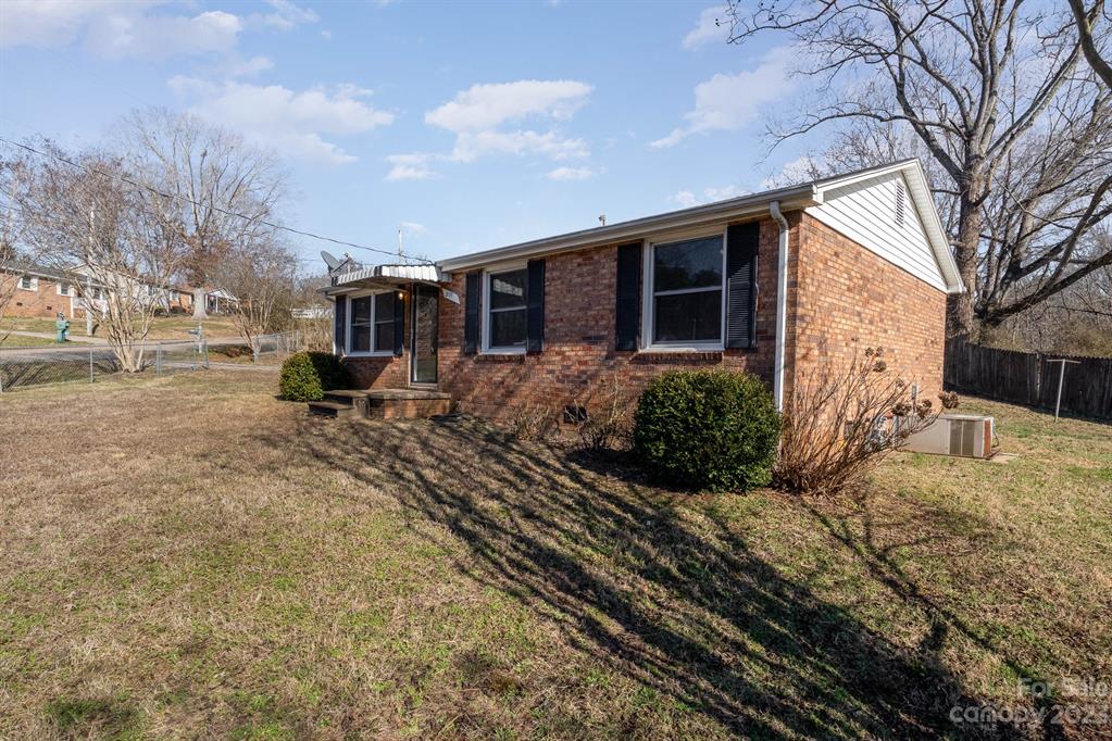 Property image 2 of 2111 Kennedy Drive in Lincoln Estate, Statesville, NC 28677