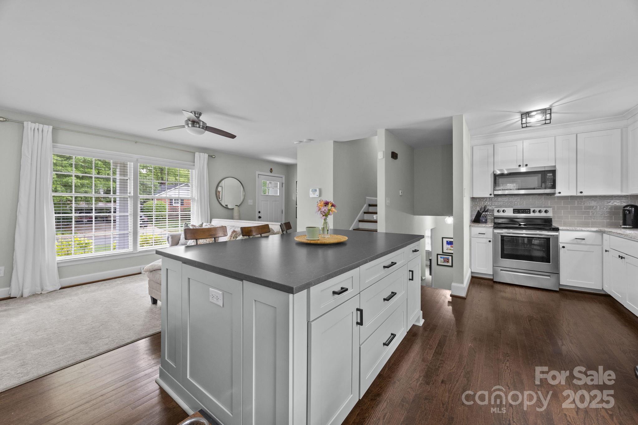 Property image 2 of 2100 Shadyview Drive in Montclaire, Charlotte, NC 28210