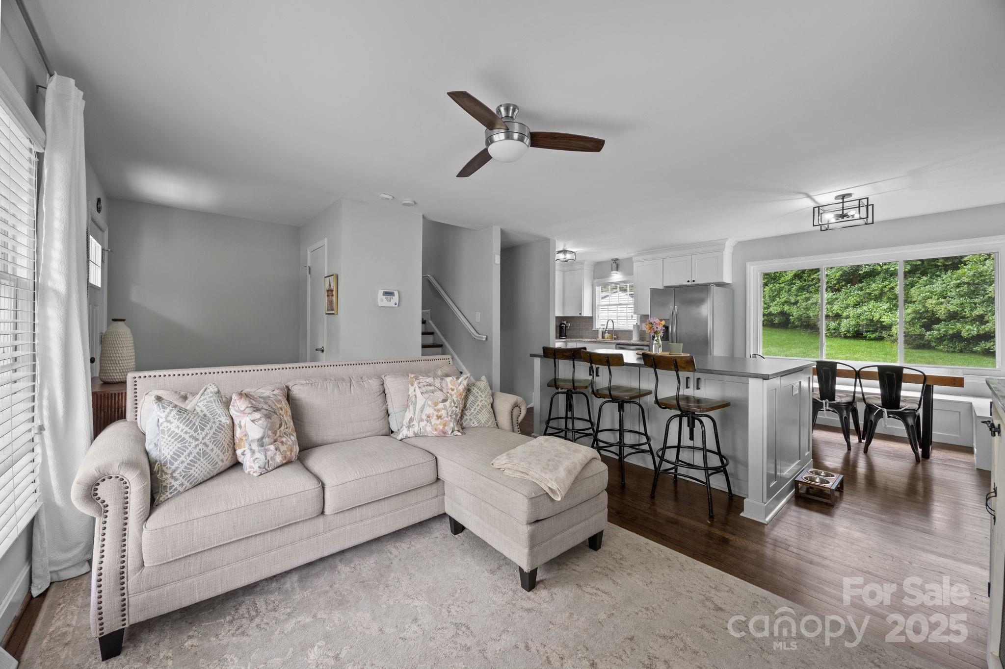 Property image 3 of 2100 Shadyview Drive in Montclaire, Charlotte, NC 28210