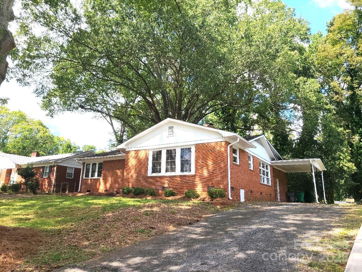 Property image 2 of 5511 Wedgewood Drive in Madison Park, Charlotte, NC 28210