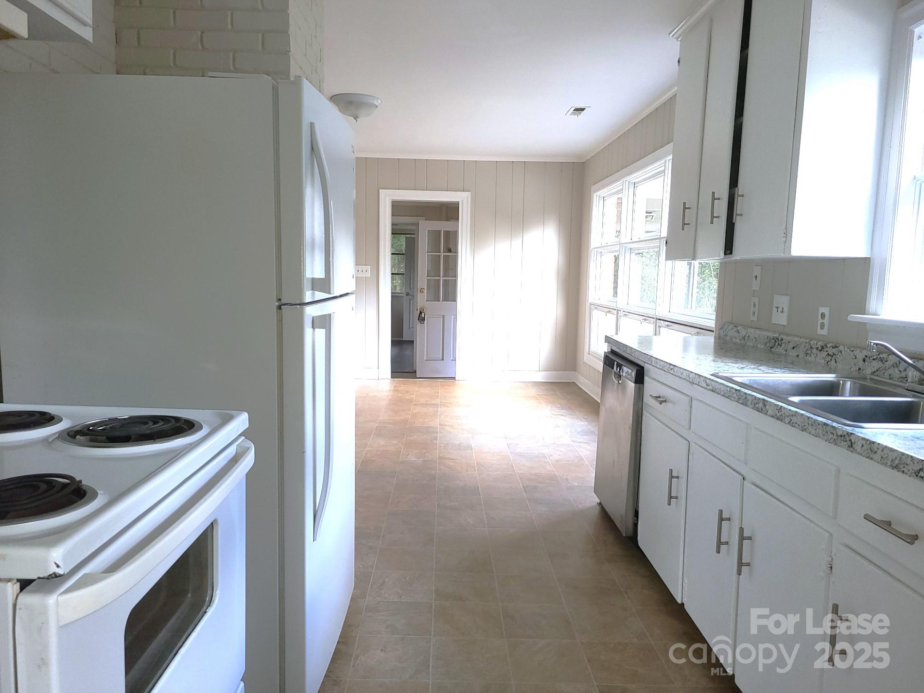 Property image 4 of 5511 Wedgewood Drive in Madison Park, Charlotte, NC 28210