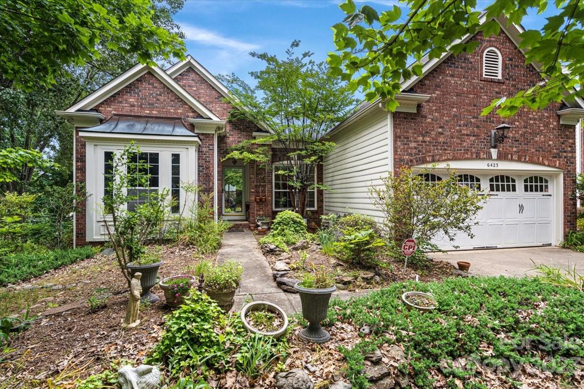 Property image 2 of 6423 Summertree Lane in Providence Commons, Charlotte, NC 28270