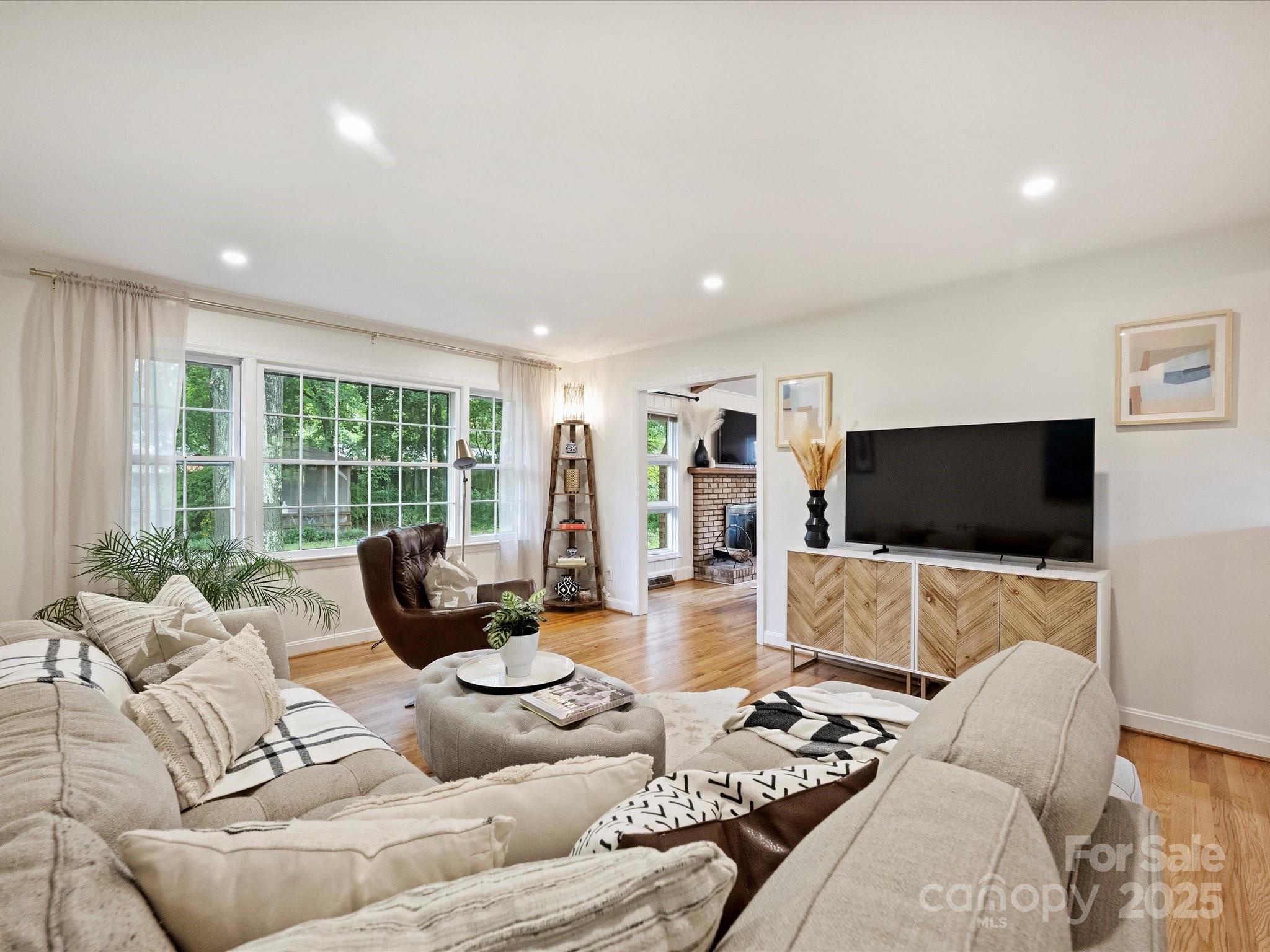 Property image 3 of 1620 Tamworth Drive in Montclaire, Charlotte, NC 28210