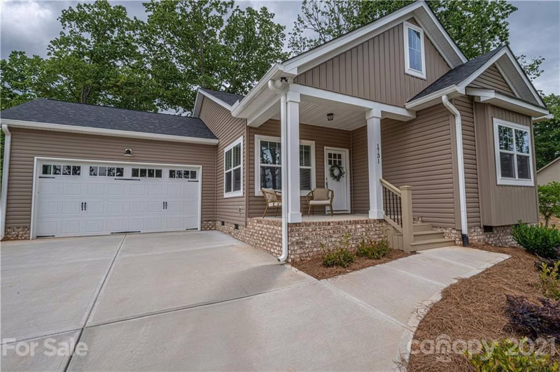 Ivey Ridge, Maiden Community