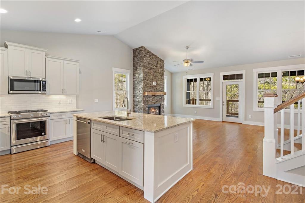 Property image 4 of 187 Hogans View Circle in Hawks Ridge, Hendersonville, NC 28739