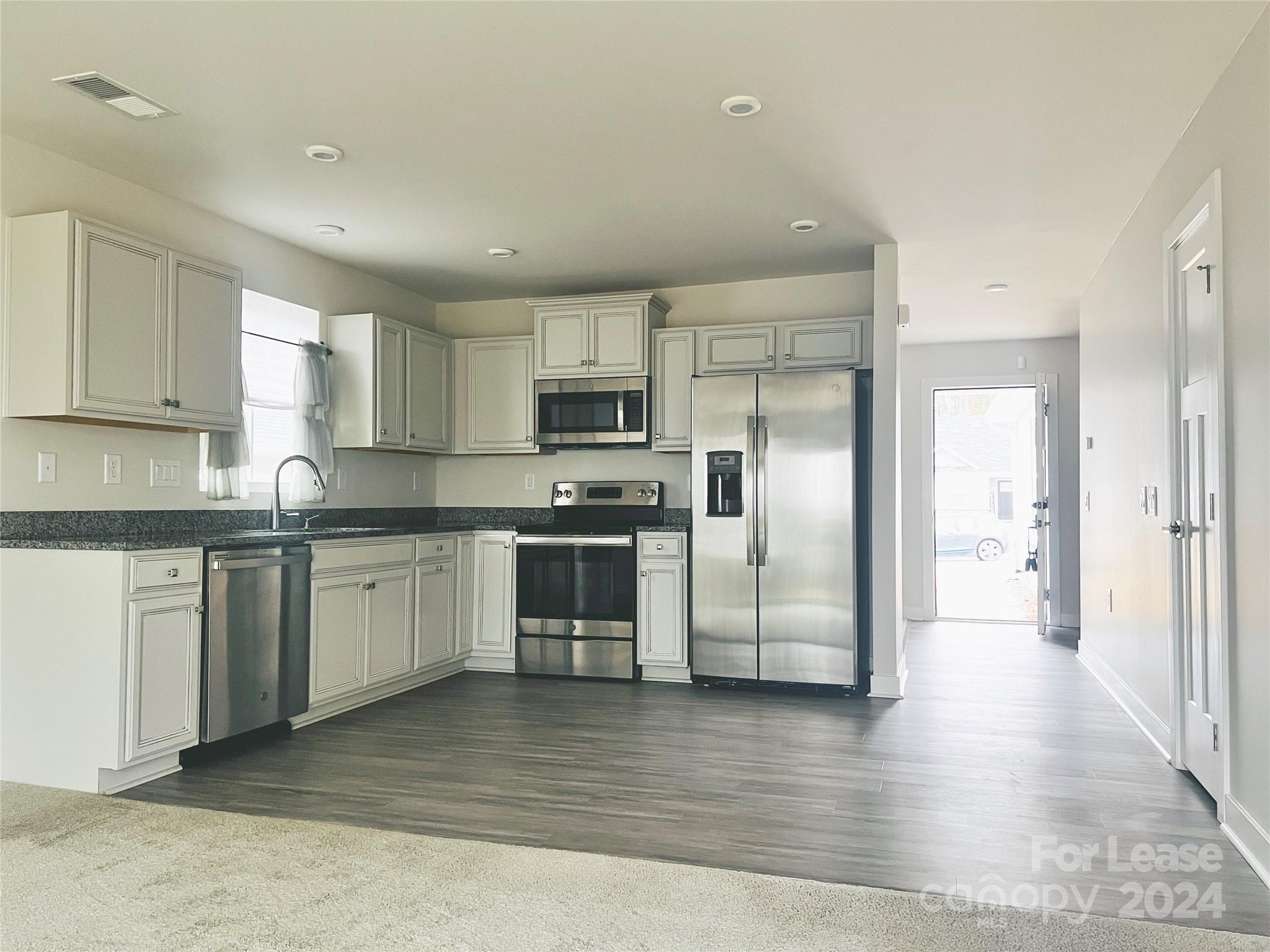 Property image 4 of 6433 Brawley Ann Drive in Woodgrove, Charlotte, NC 28215