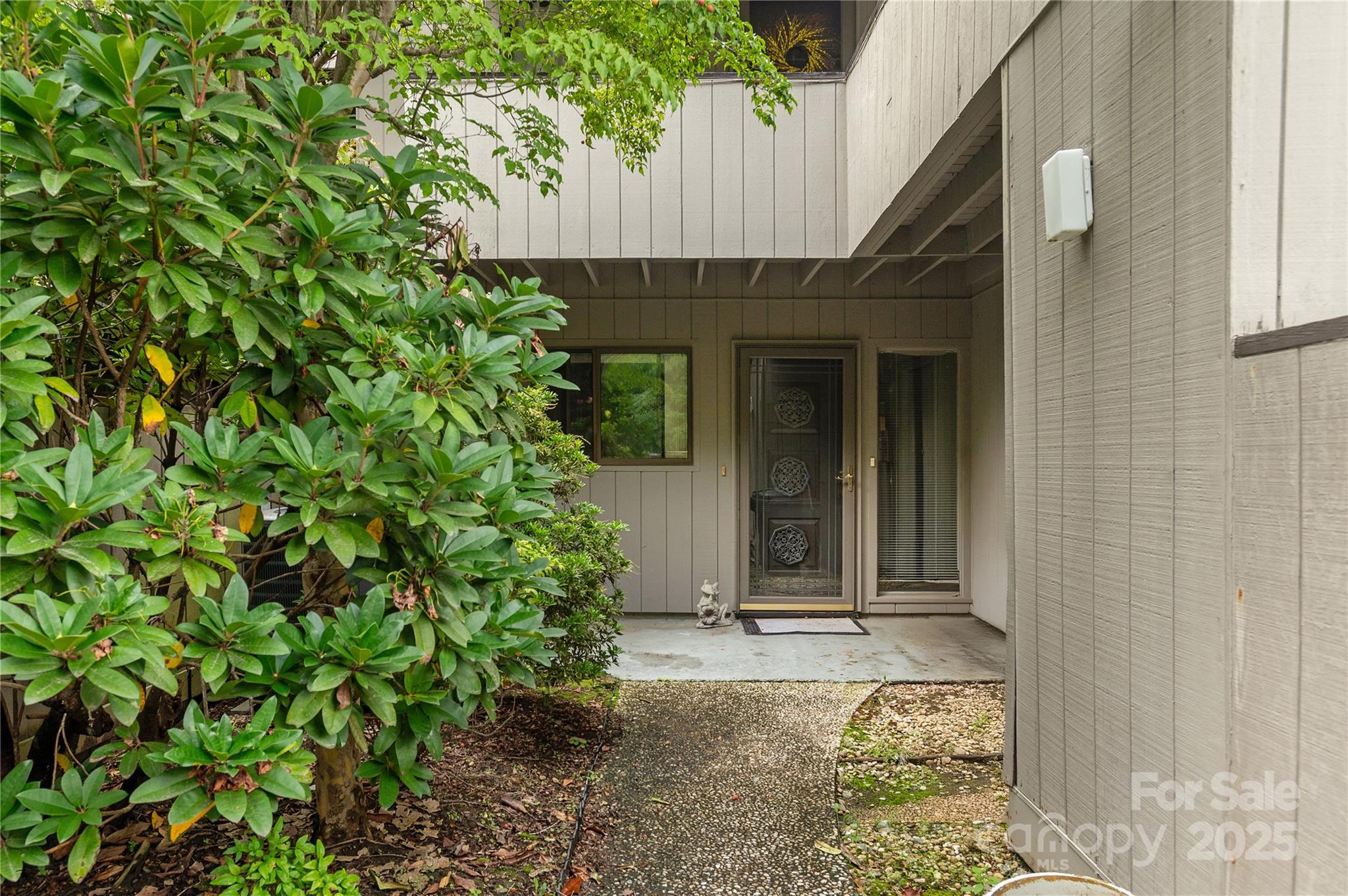 Property image 3 of 18 Lakemoor Lane in Lakemoor Village, Hendersonville, NC 28739