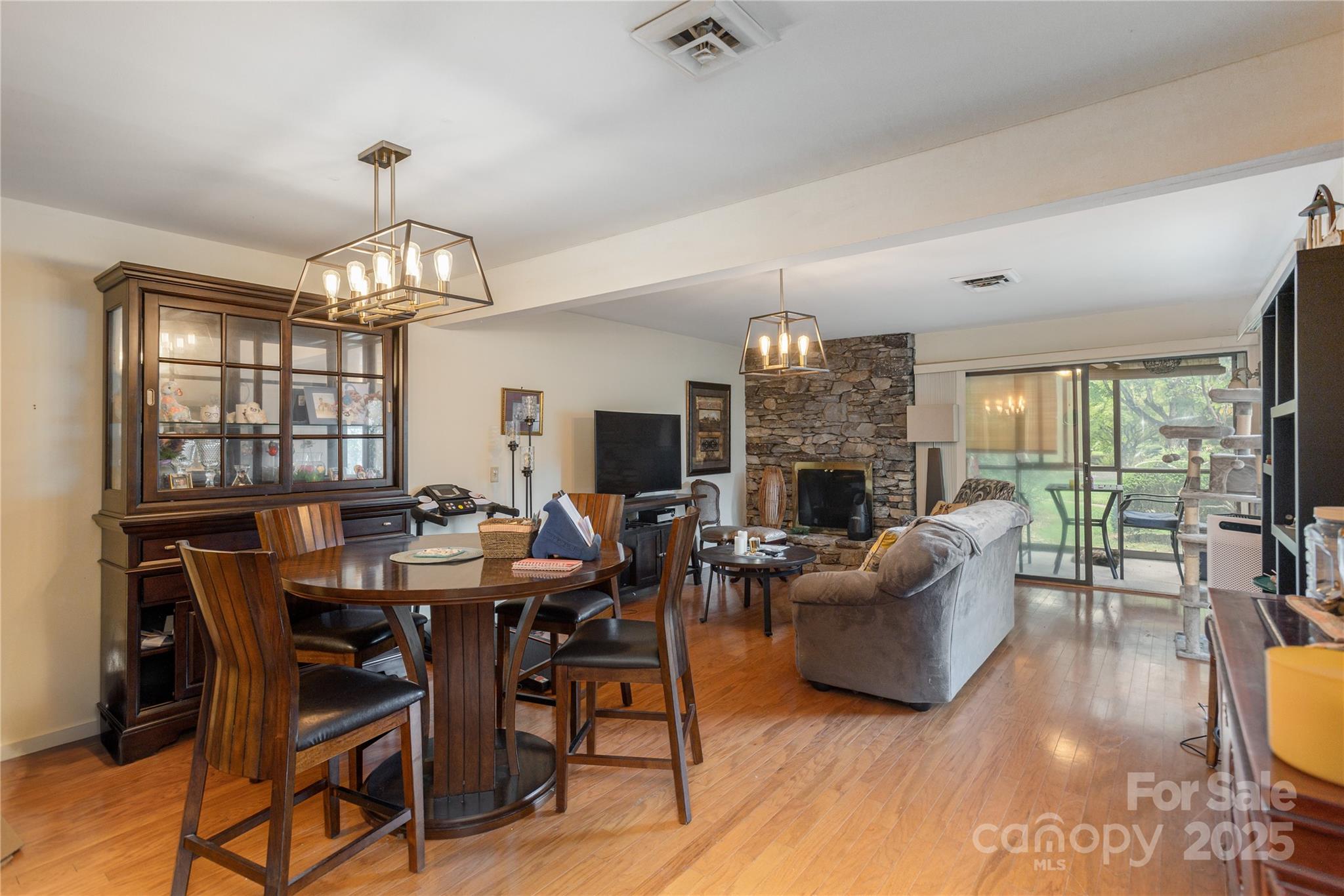 Property image 4 of 18 Lakemoor Lane in Lakemoor Village, Hendersonville, NC 28739