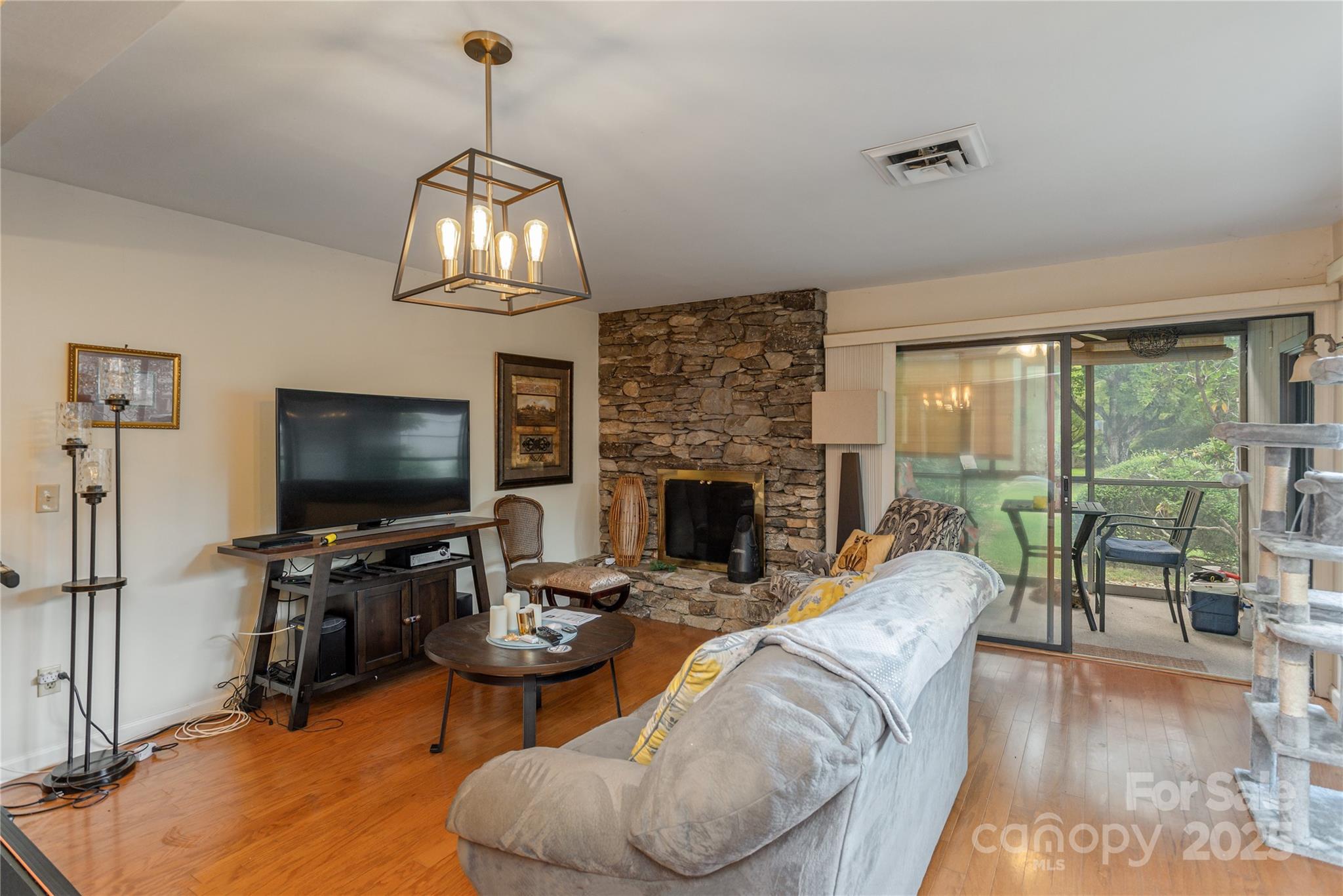 Property image 5 of 18 Lakemoor Lane in Lakemoor Village, Hendersonville, NC 28739