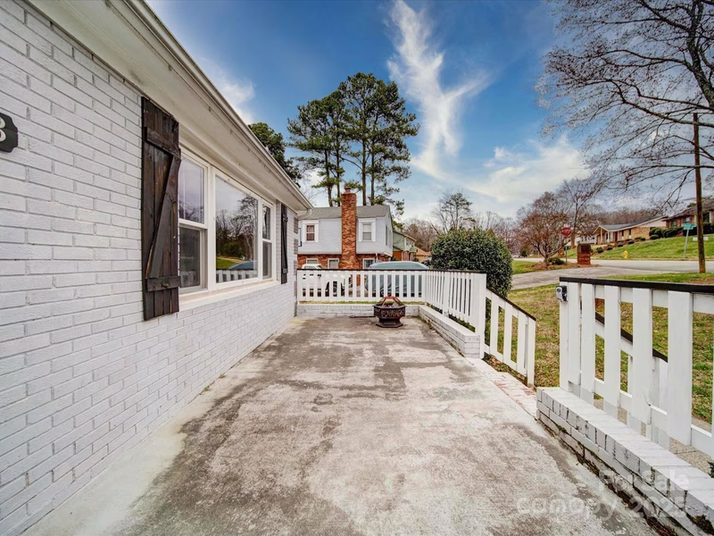 Property image 4 at 5743 Cherrycrest Lane, Charlotte, NC 28217