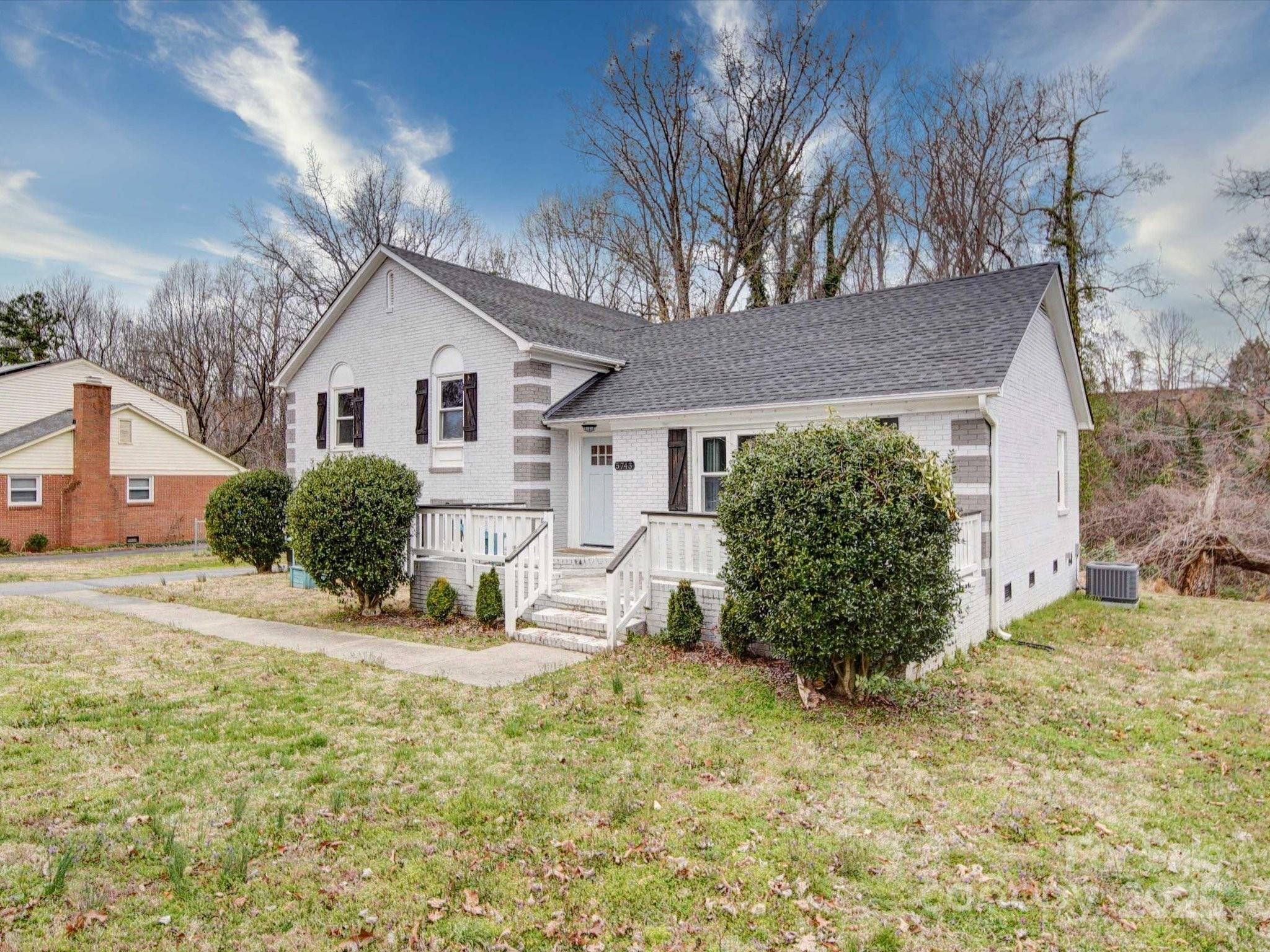 Property image 2 of 5743 Cherrycrest Lane in Montclaire, Charlotte, NC 28217