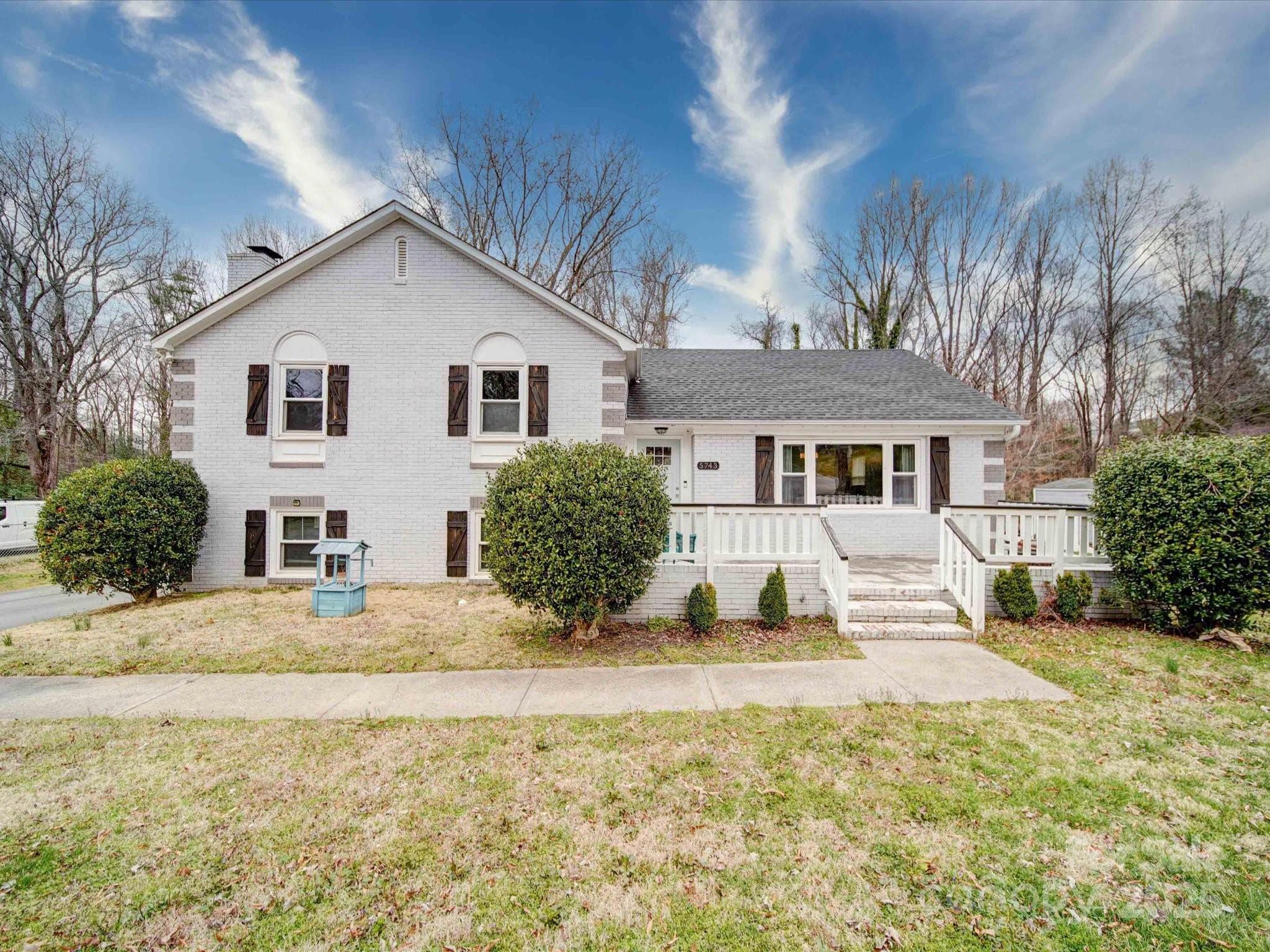 Property image 3 of 5743 Cherrycrest Lane in Montclaire, Charlotte, NC 28217
