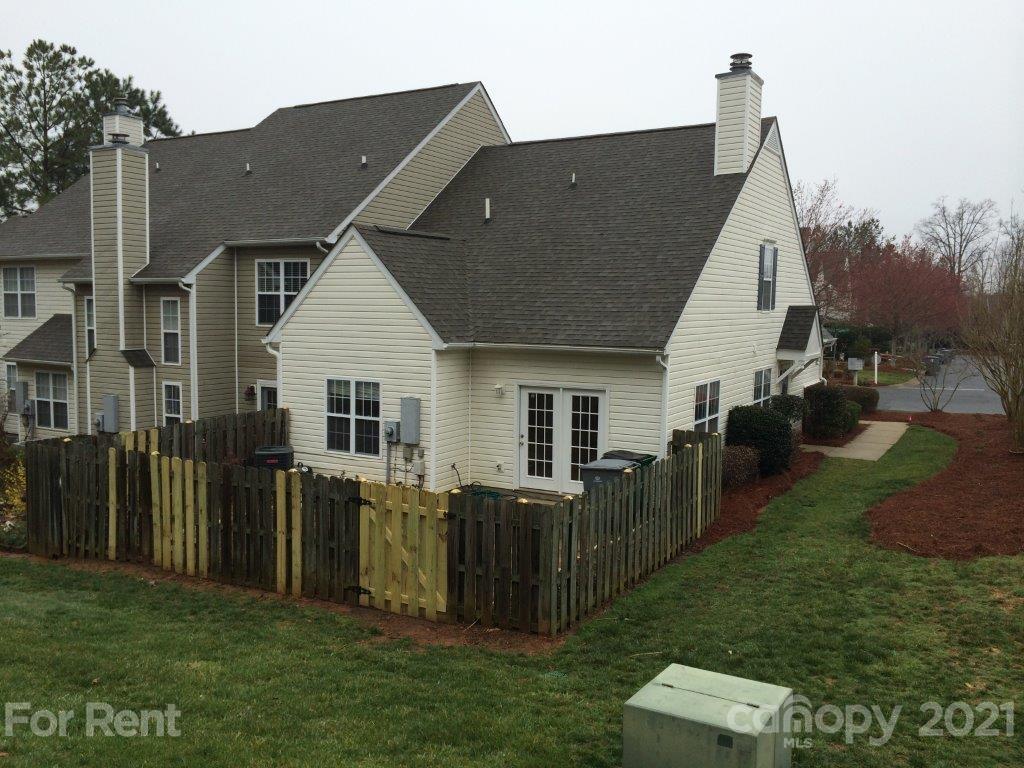 Property image 2 of 8327 Southgate Commons Drive in Southgate, Charlotte, NC 28277