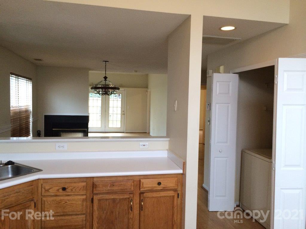 Property image 5 of 8327 Southgate Commons Drive in Southgate, Charlotte, NC 28277