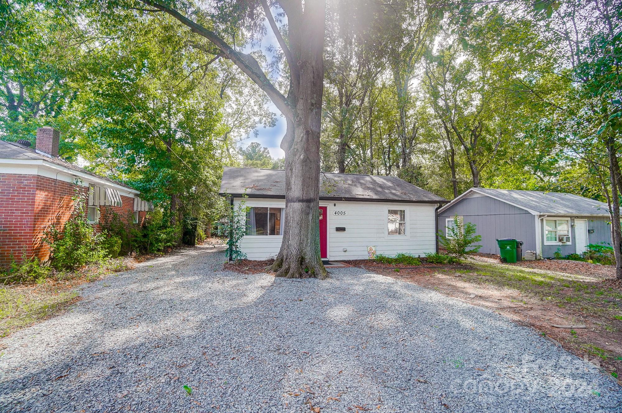Property image 2 of 4005 Howie Circle in Howie Acres, Charlotte, NC 28205
