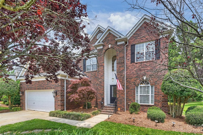 Carlyle, Charlotte Community