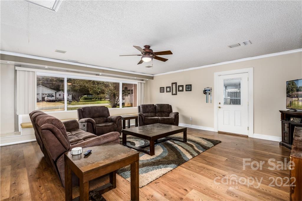 Property image 3 of 1348 Hidden Creek Circle in Hidden Creek Estates, Hickory, NC 28602
