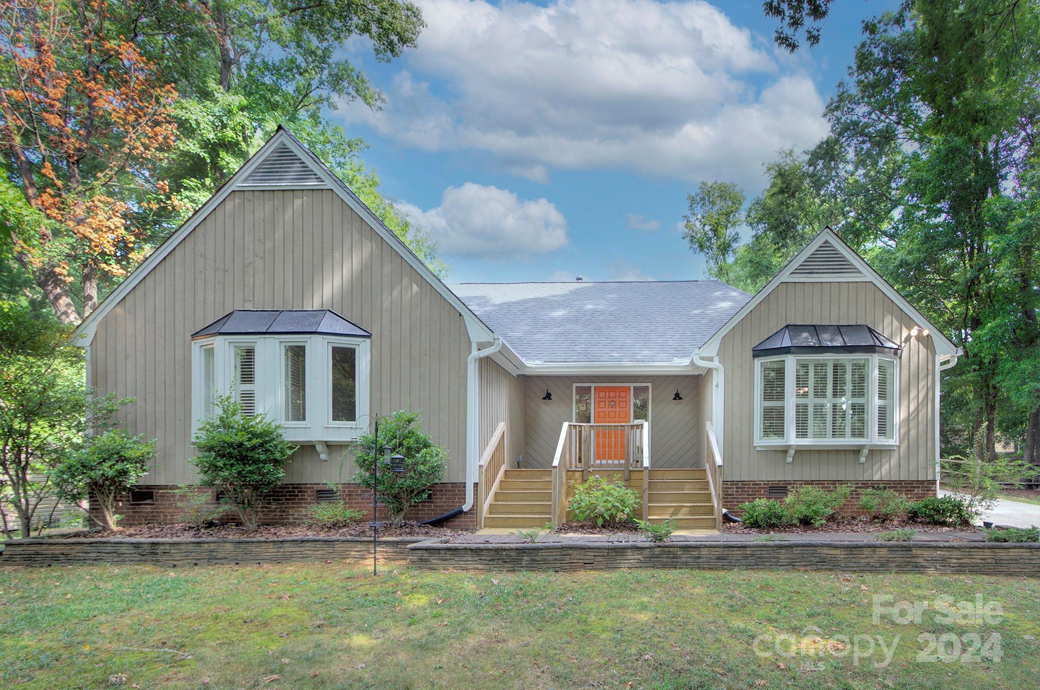Property image 2 of 6100 Kingstree Drive in Spring Valley, Charlotte, NC 28210