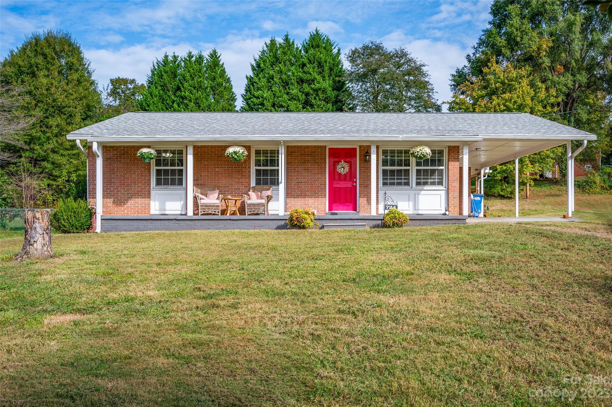 Property image 2 of 724 W Pine Circle in Oakland Heights, Statesville, NC 28677