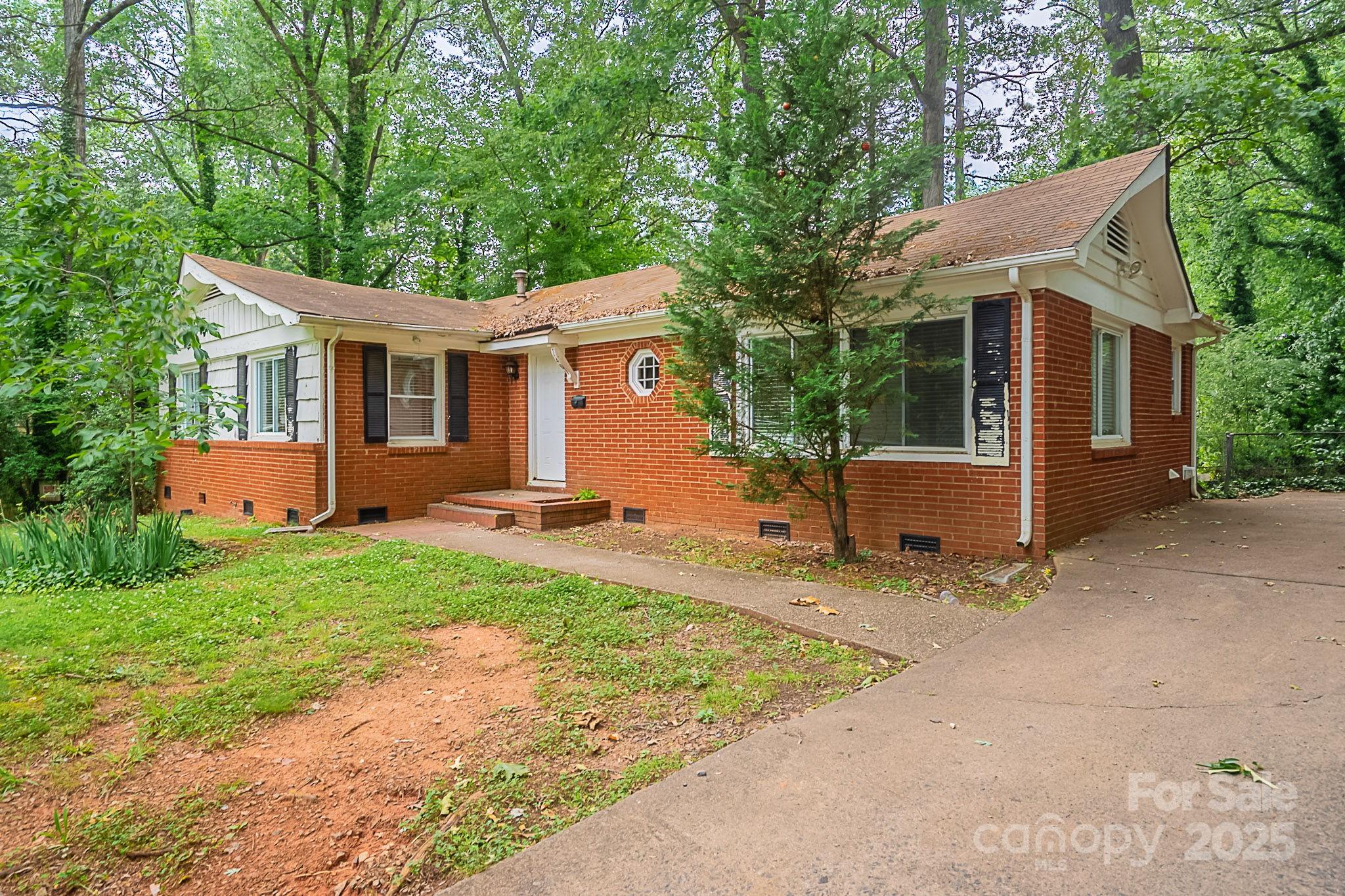 Property image 3 of 1401 Hillwood Court in Starmount, Charlotte, NC 28210