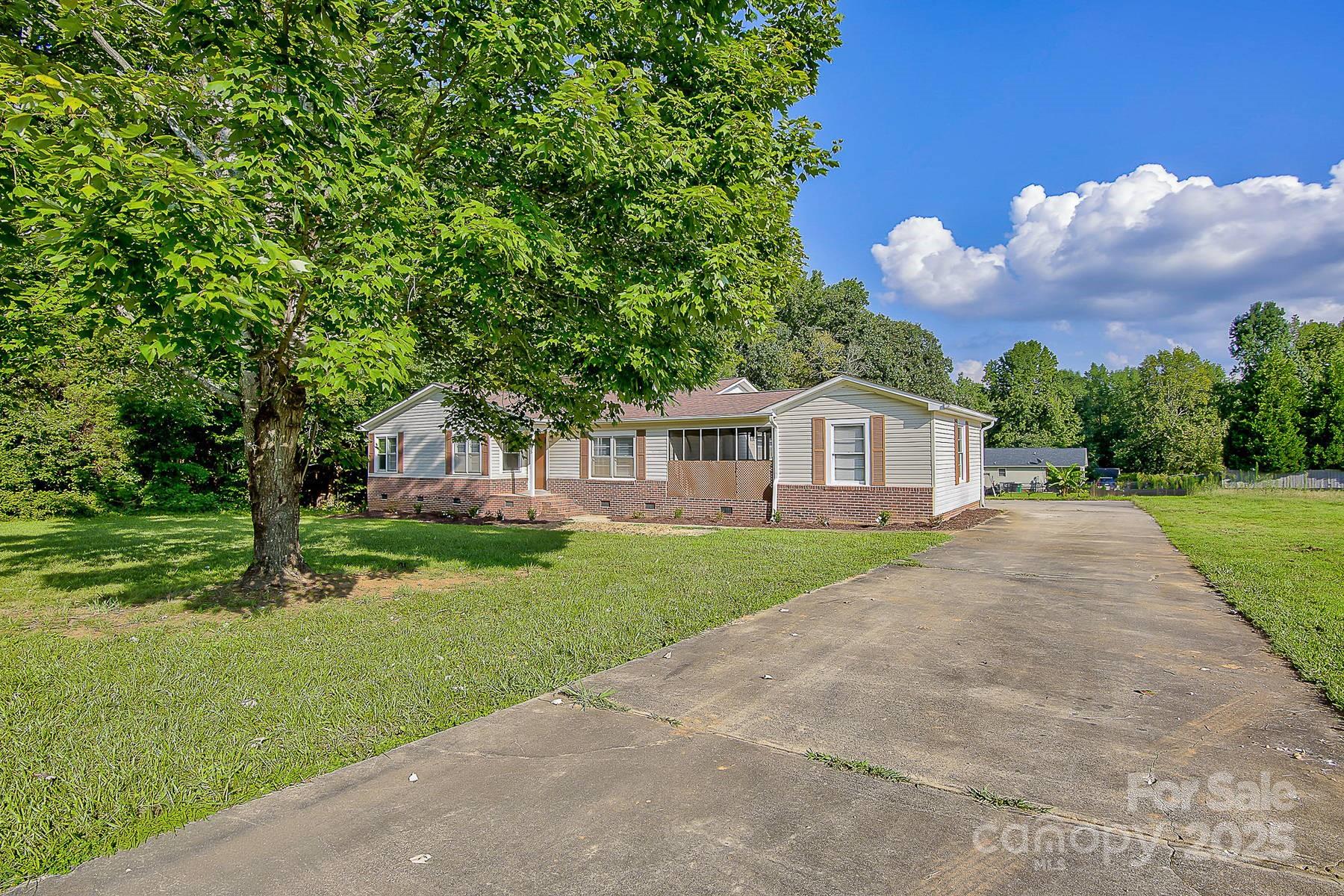 Property image 2 of 1435 W Ridge Road in Hartley Acres, Salisbury, NC 28147