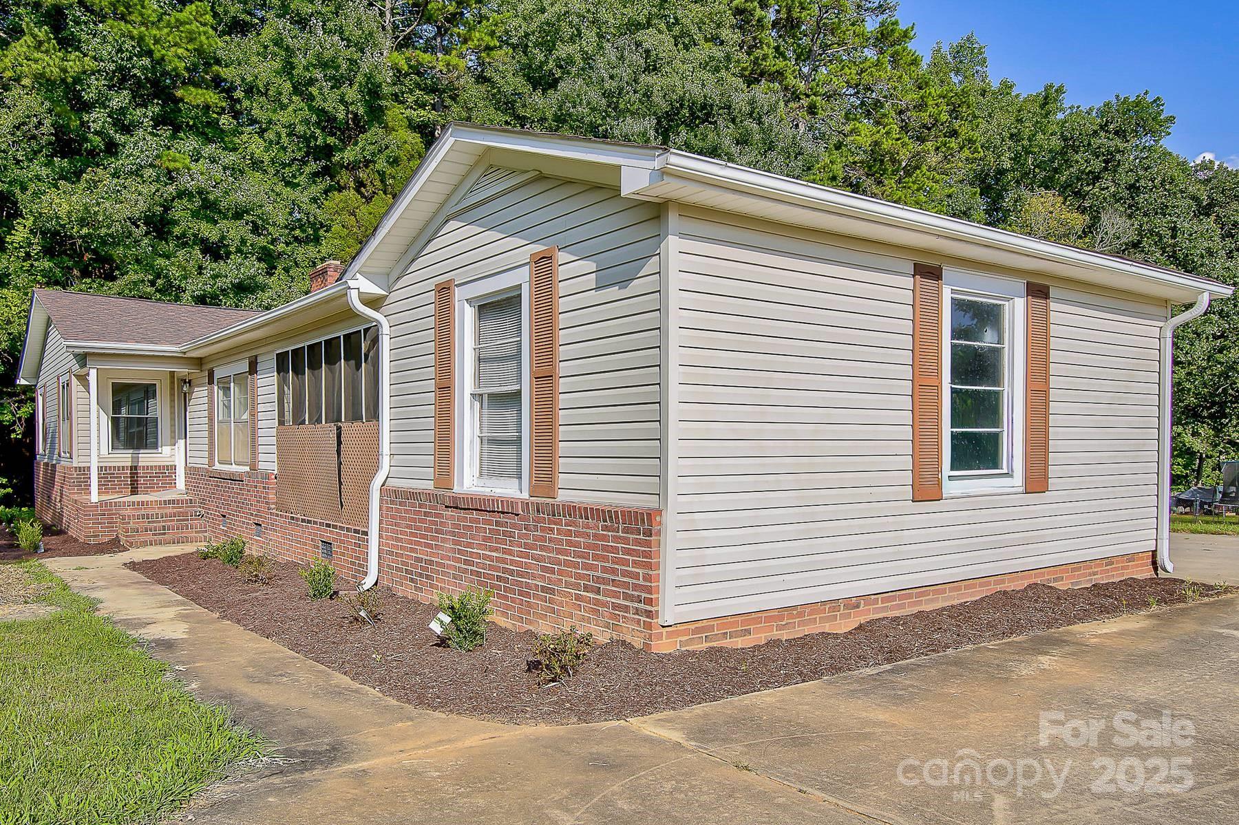 Property image 4 of 1435 W Ridge Road in Hartley Acres, Salisbury, NC 28147