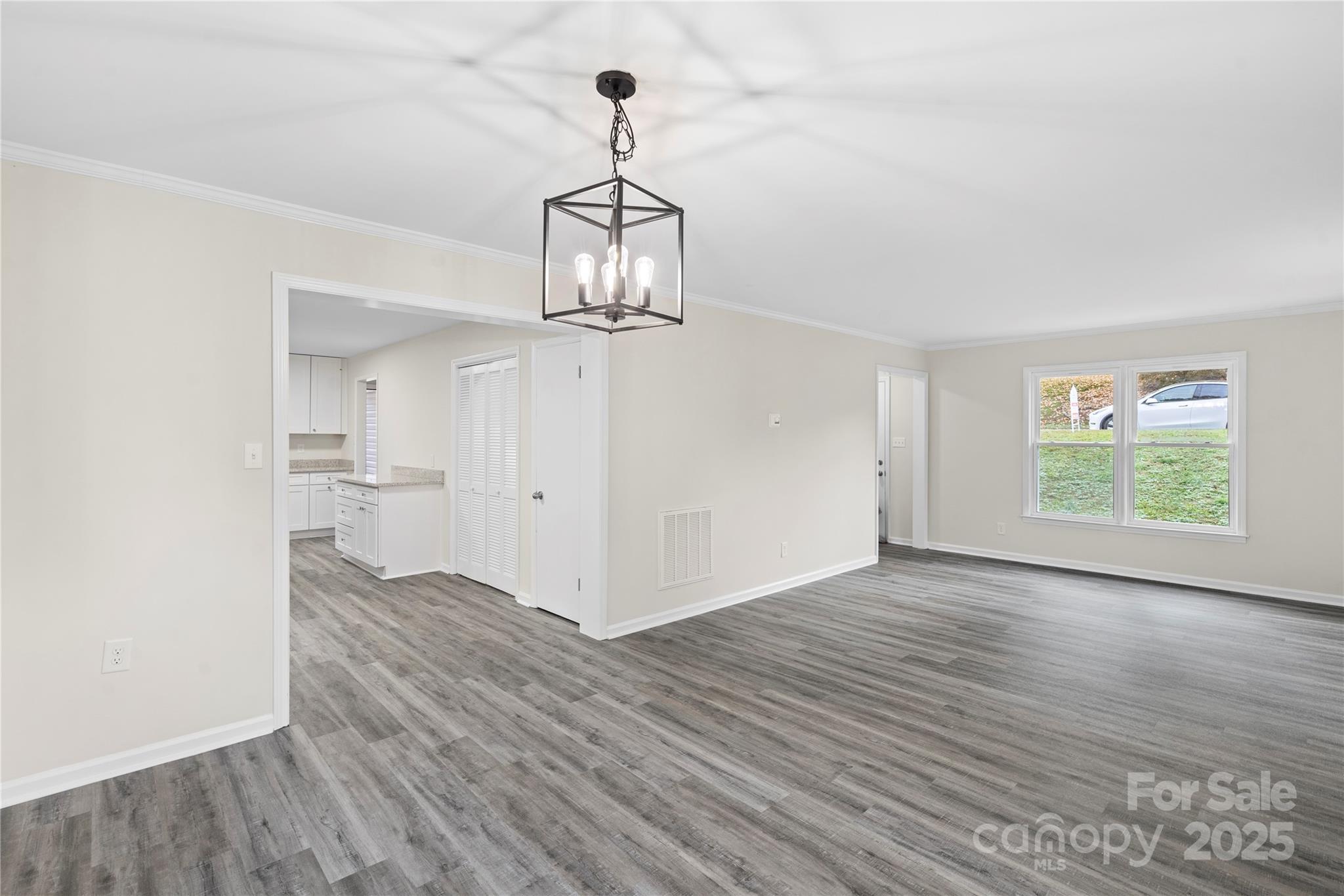 Property image 3 of 5727 Cherrycrest Lane in Montclaire, Charlotte, NC 28217
