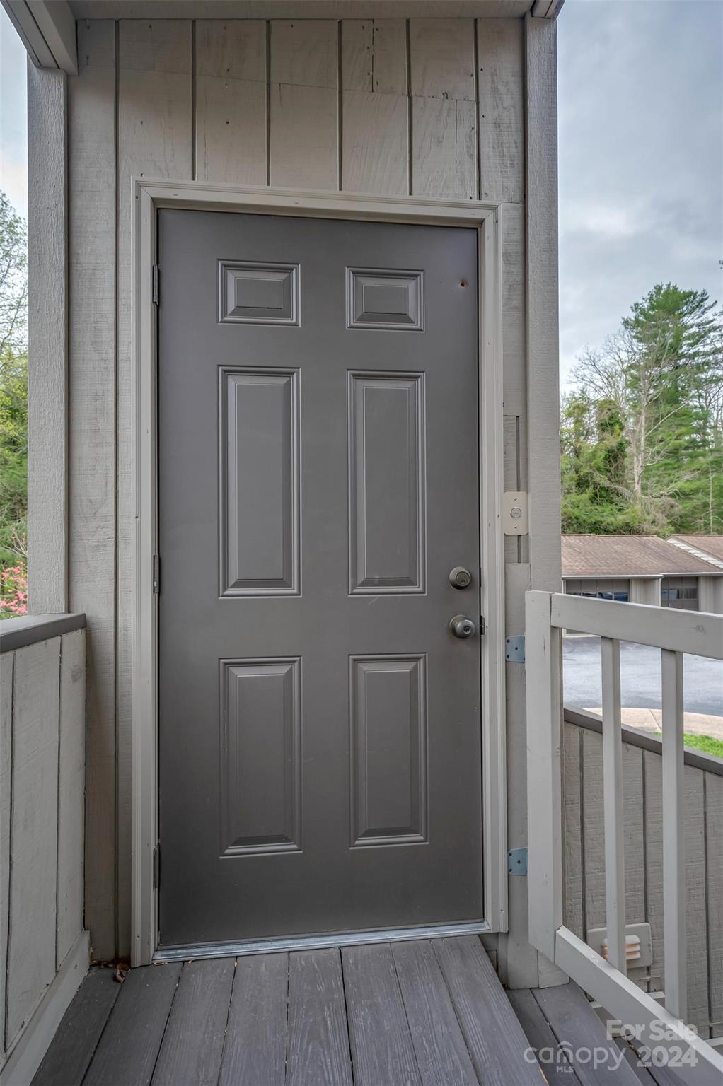 Property image 3 of 13 Lakemoor Lane in Lakemoor Village, Hendersonville, NC 28739