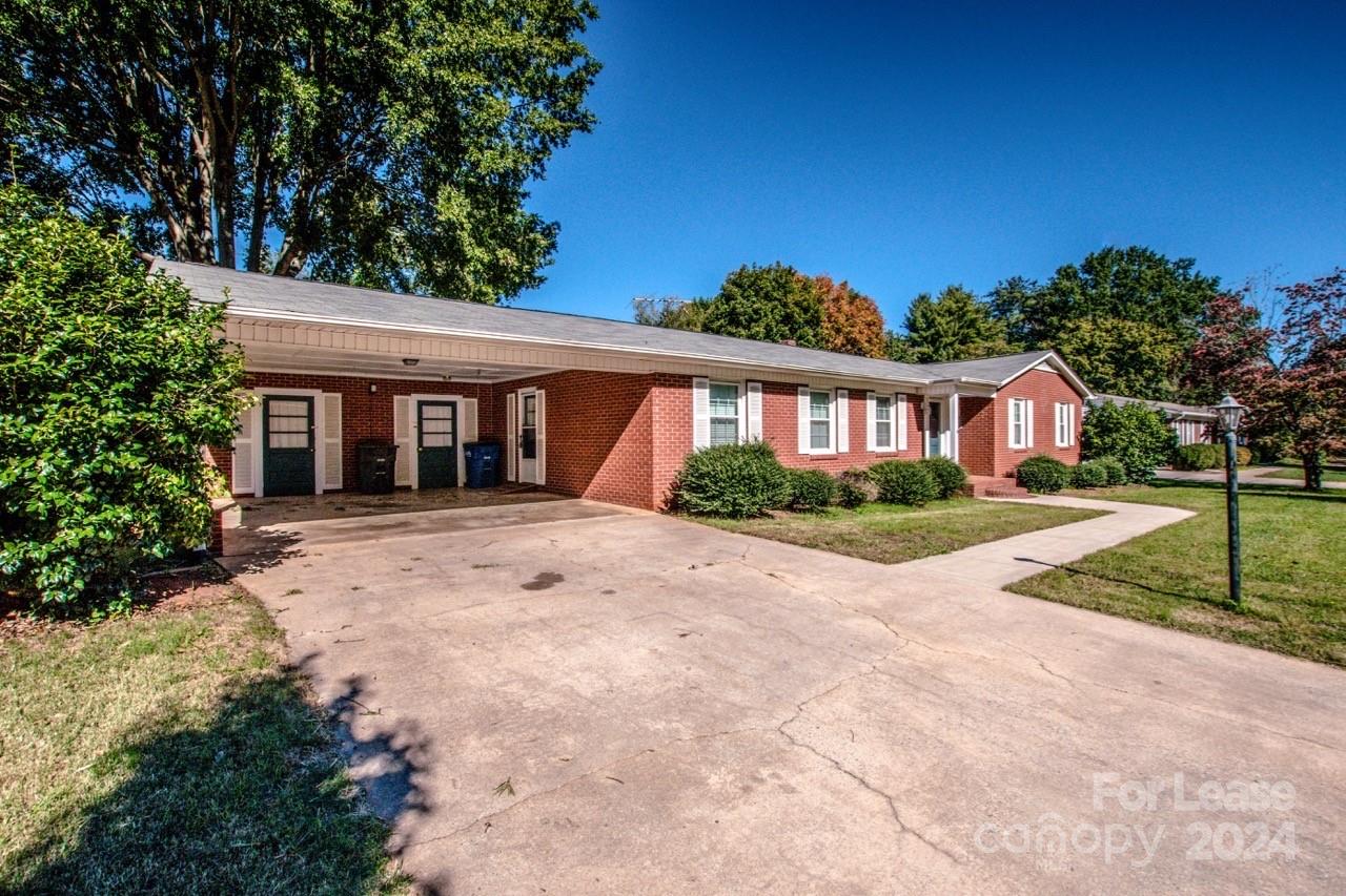 Property image 2 of 817 Woods Drive in Park Grove, Statesville, NC 28677
