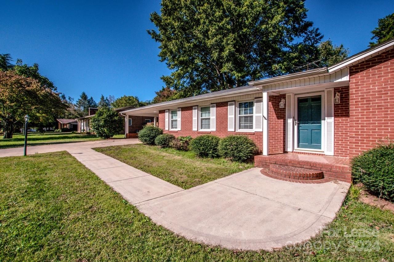 Property image 4 of 817 Woods Drive in Park Grove, Statesville, NC 28677