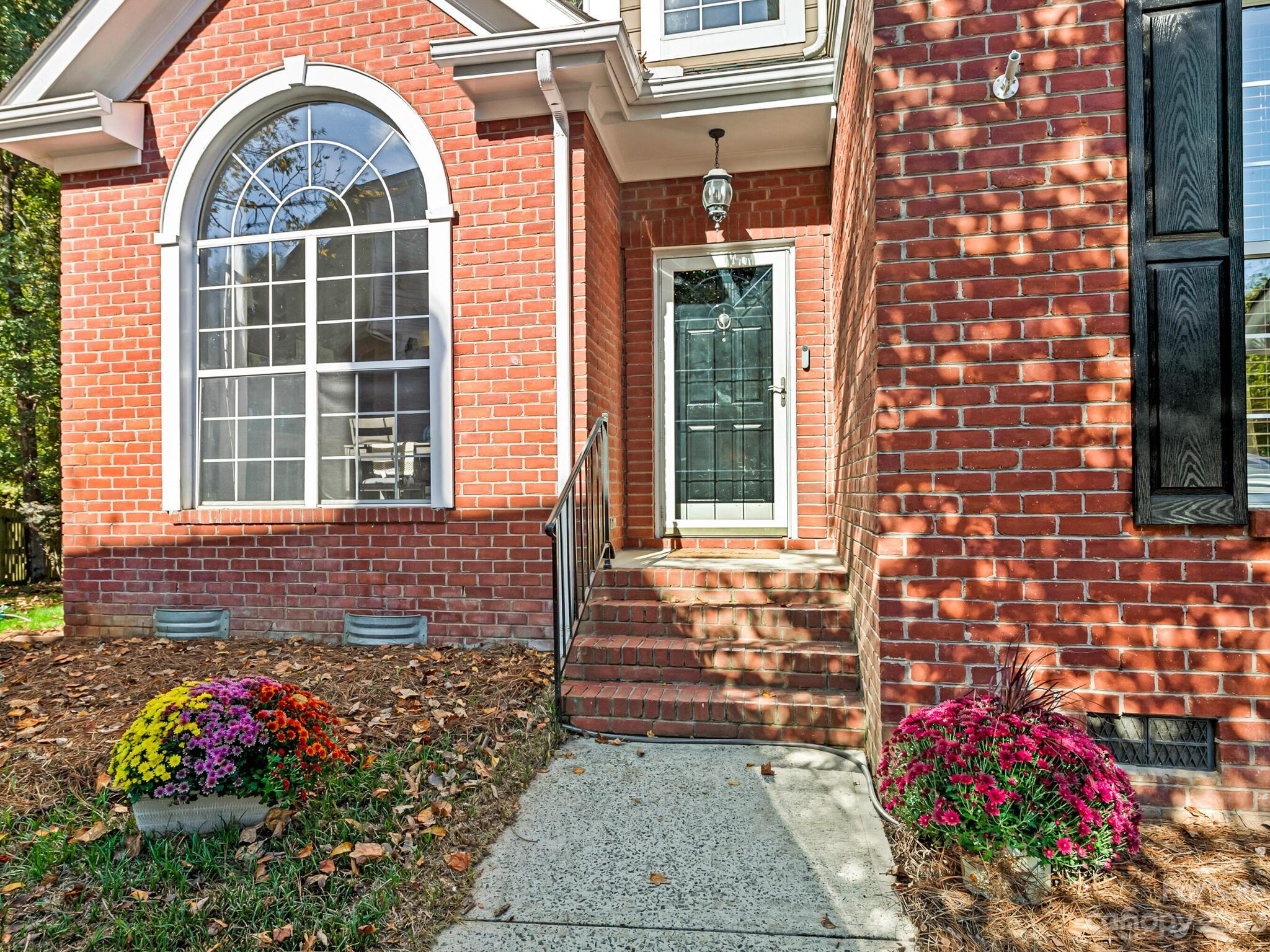 Property image 2 of 6104 Oxwynn Lane in Providence Commons, Charlotte, NC 28270