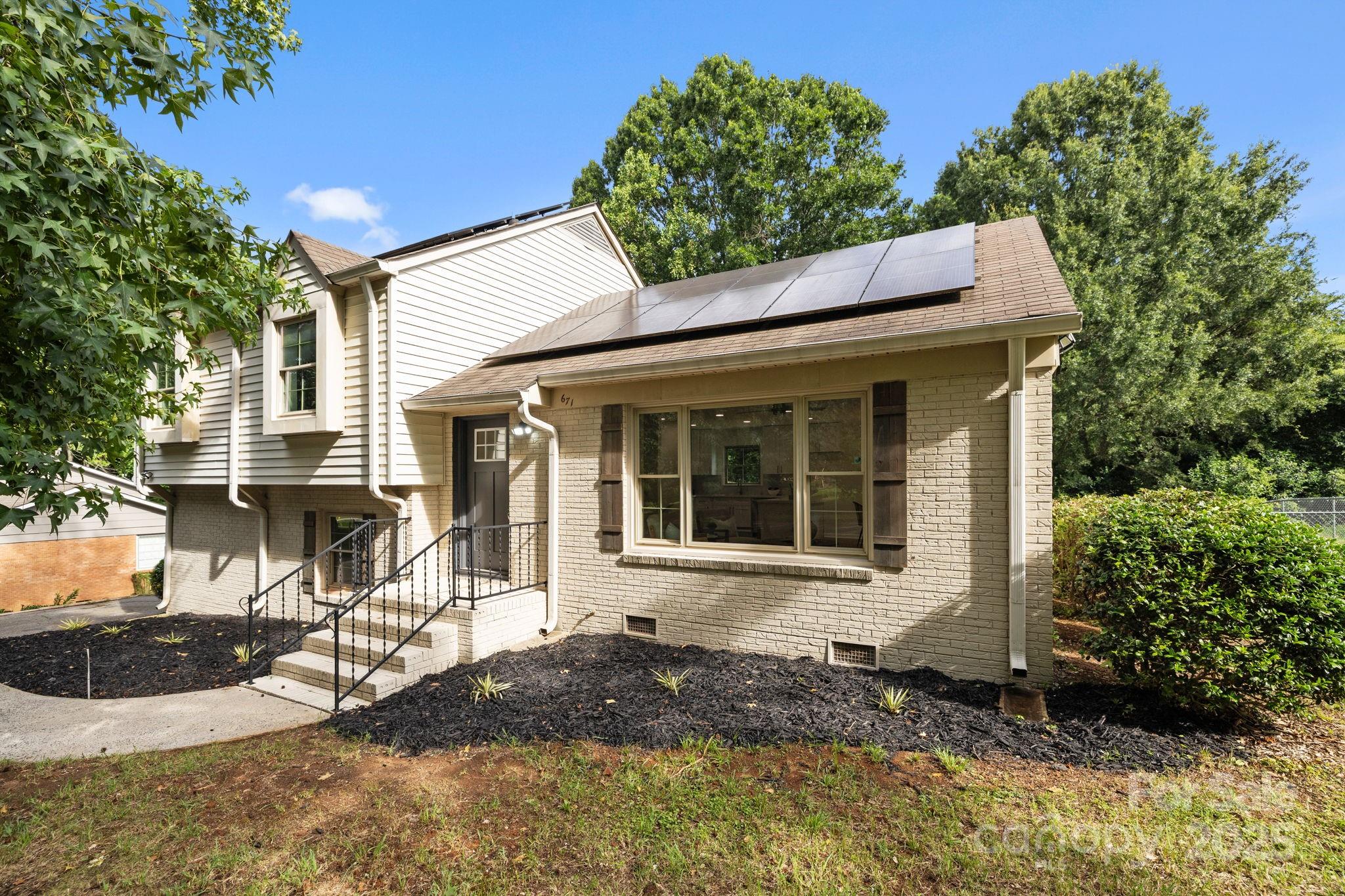 Property image 2 of 671 Archdale Drive in Montclaire, Charlotte, NC 28217