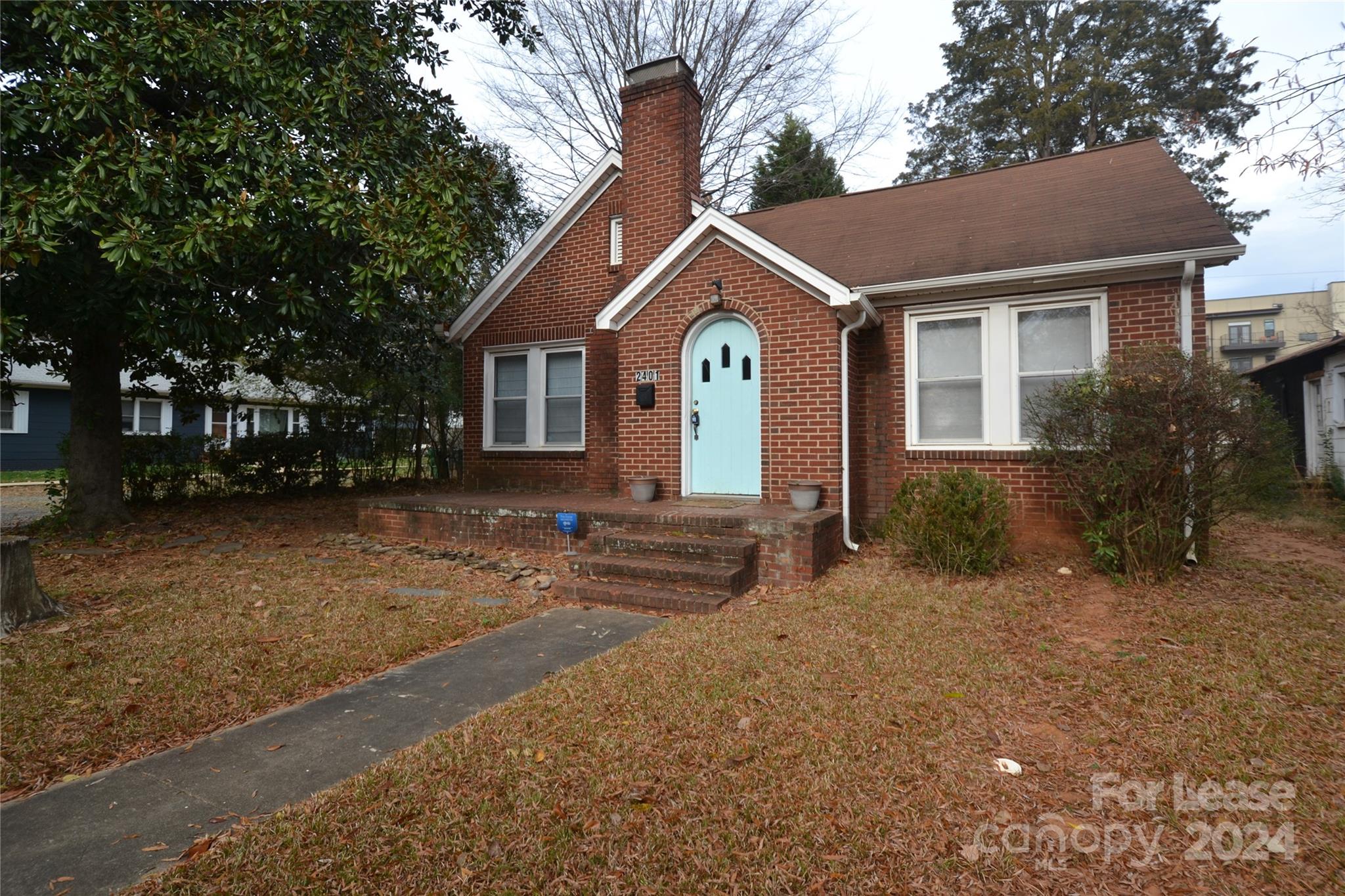 Property image 2 of 2401 Commonwealth Avenue in Rossmore, Charlotte, NC 28205