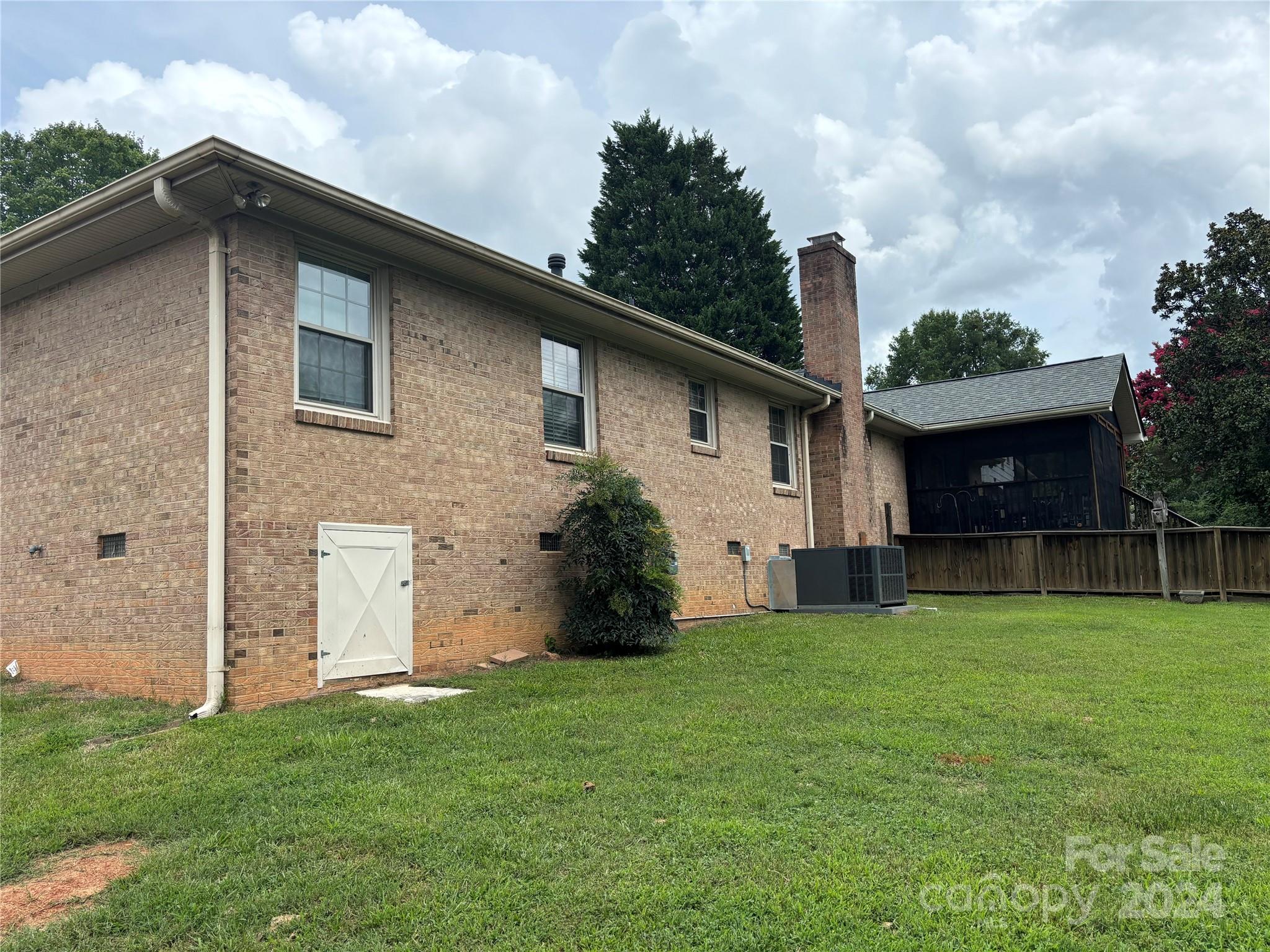 Property image 3 of 905 Sandy Lane in Forest Brook, Gastonia, NC 28056