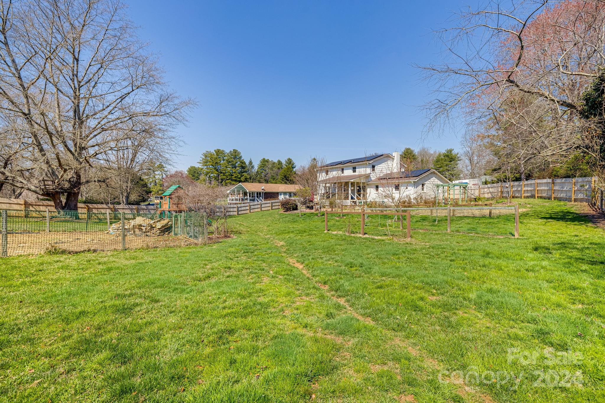Property image 5 of 1281 Glenheath Drive in Heatherwood, Hendersonville, NC 28791