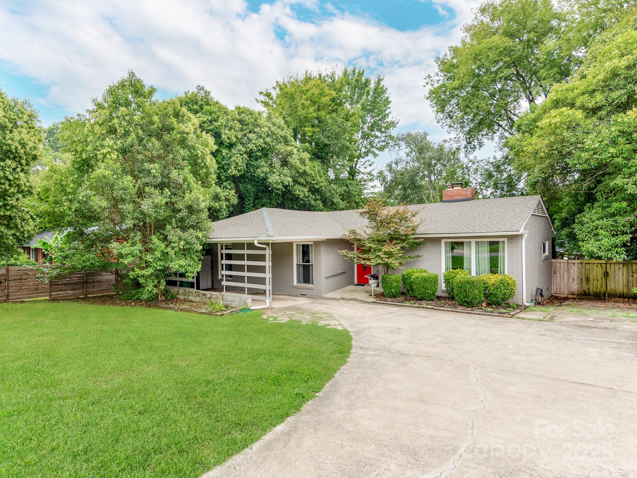 Property image 2 of 842 E Woodlawn Road in Selwyn Park, Charlotte, NC 28209
