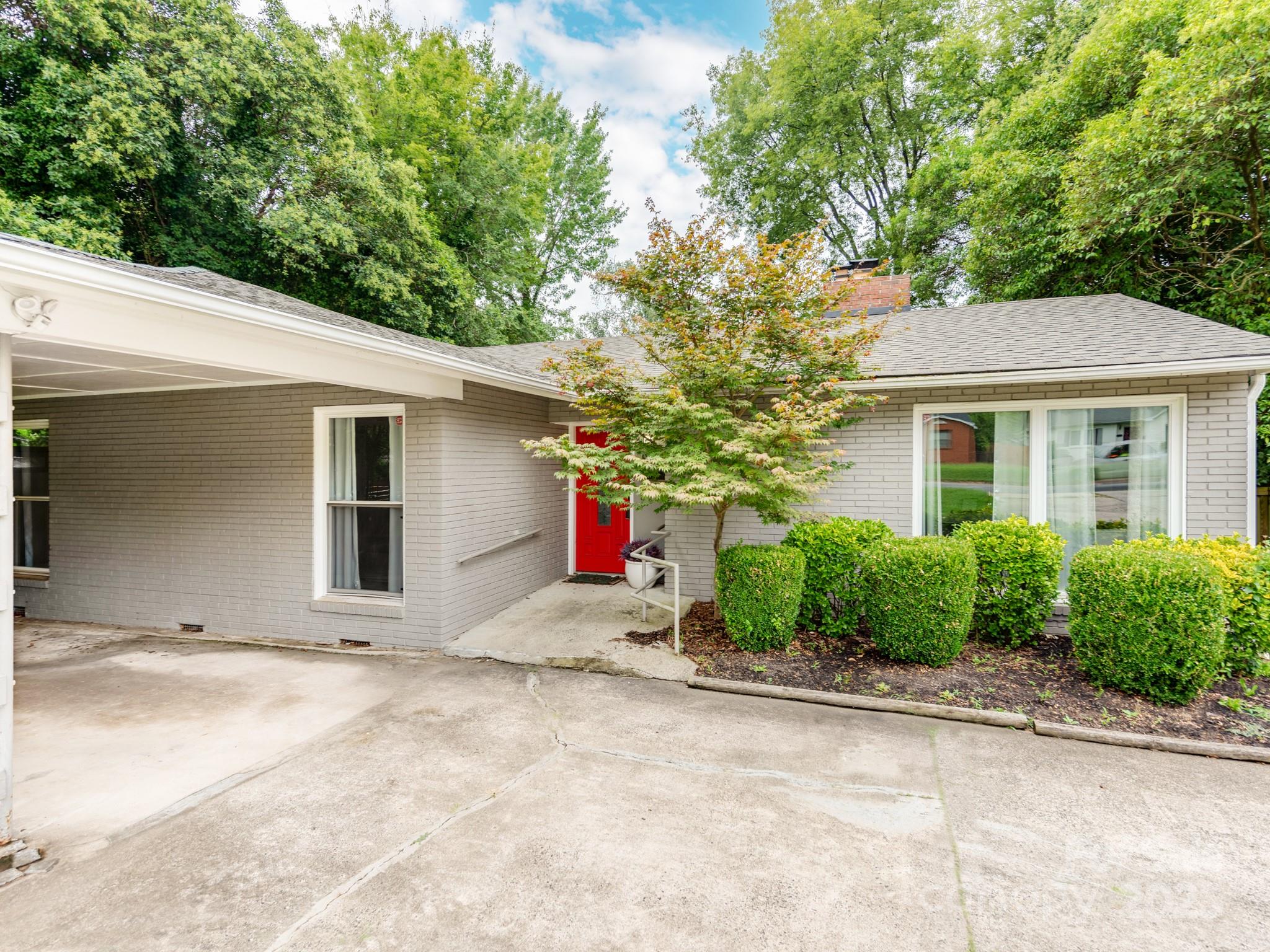 Property image 3 of 842 E Woodlawn Road in Selwyn Park, Charlotte, NC 28209