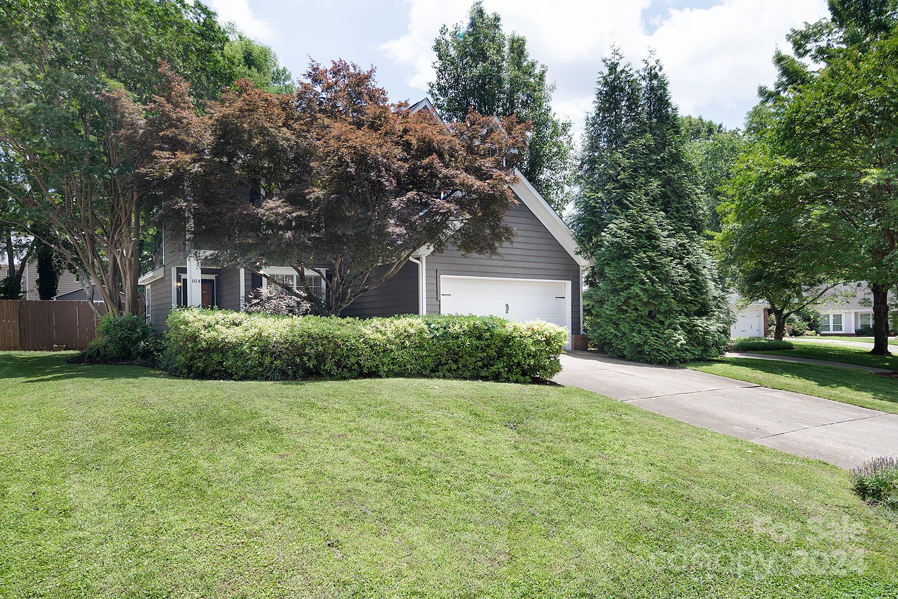 Property image 2 of 814 Mill Creek Lane in Selwyn Farms, Charlotte, NC 28209