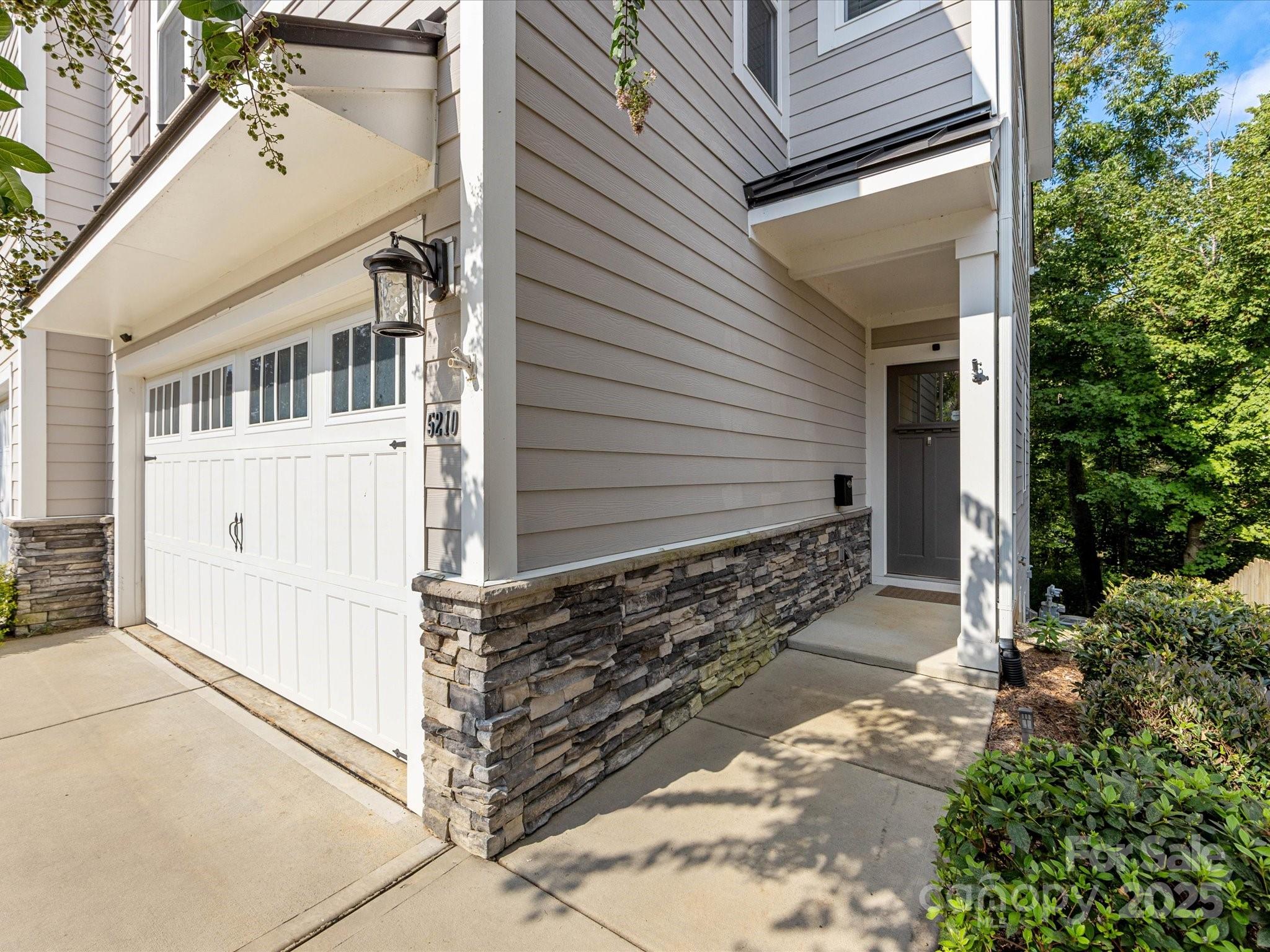 Property image 2 of 5210 Valley Stream Road in Selwyn Park, Charlotte, NC 28209