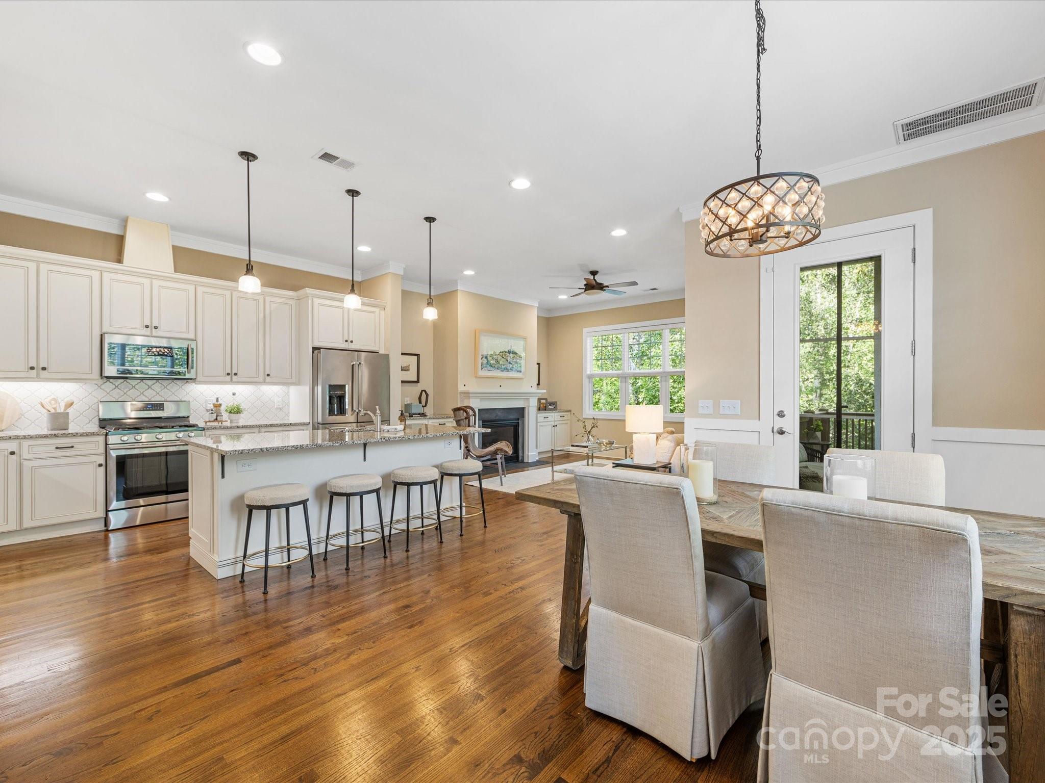 Property image 4 of 5210 Valley Stream Road in Selwyn Park, Charlotte, NC 28209