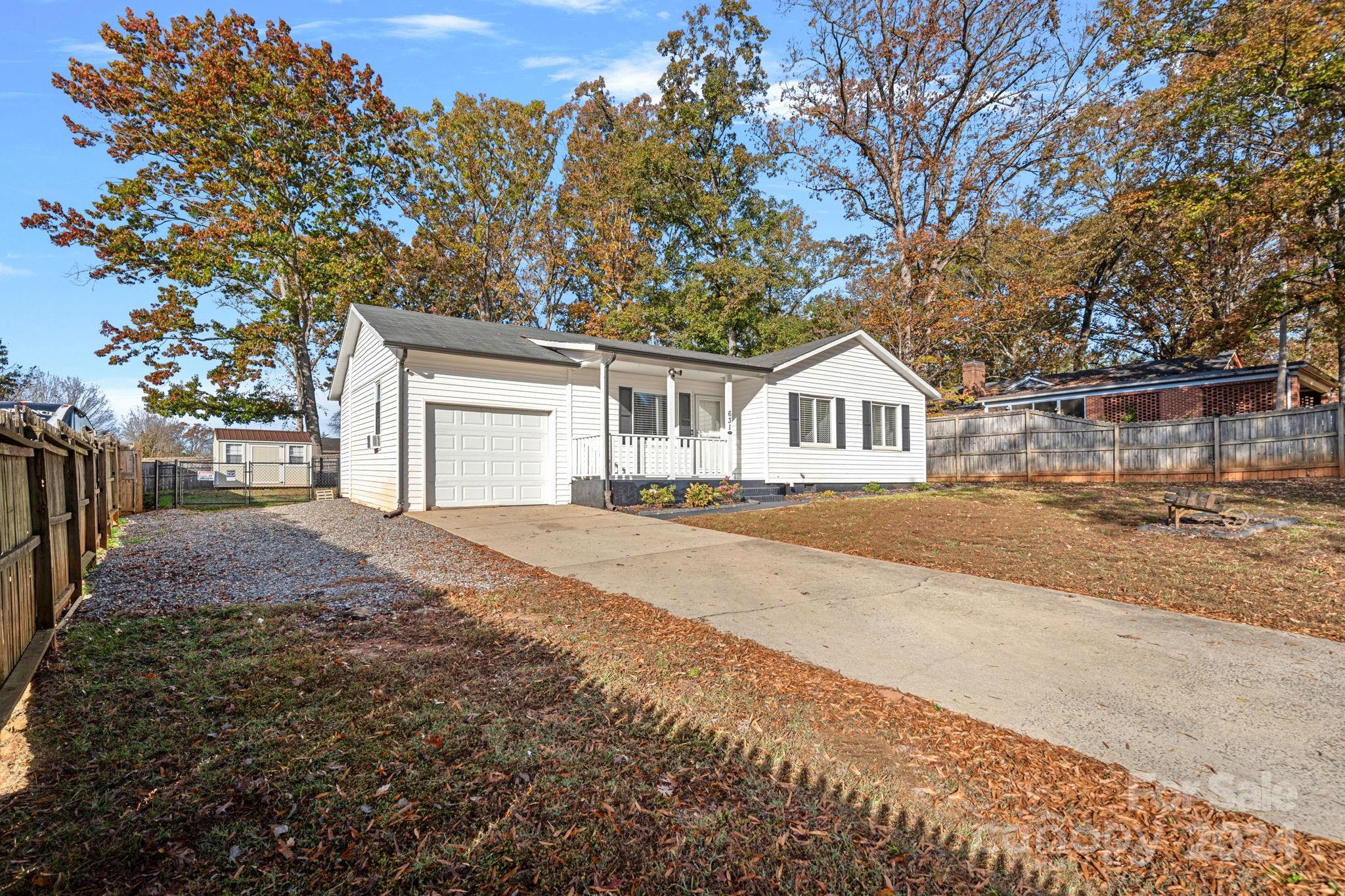 Property image 2 of 631 N Race Street in Oakland Heights, Statesville, NC 28677