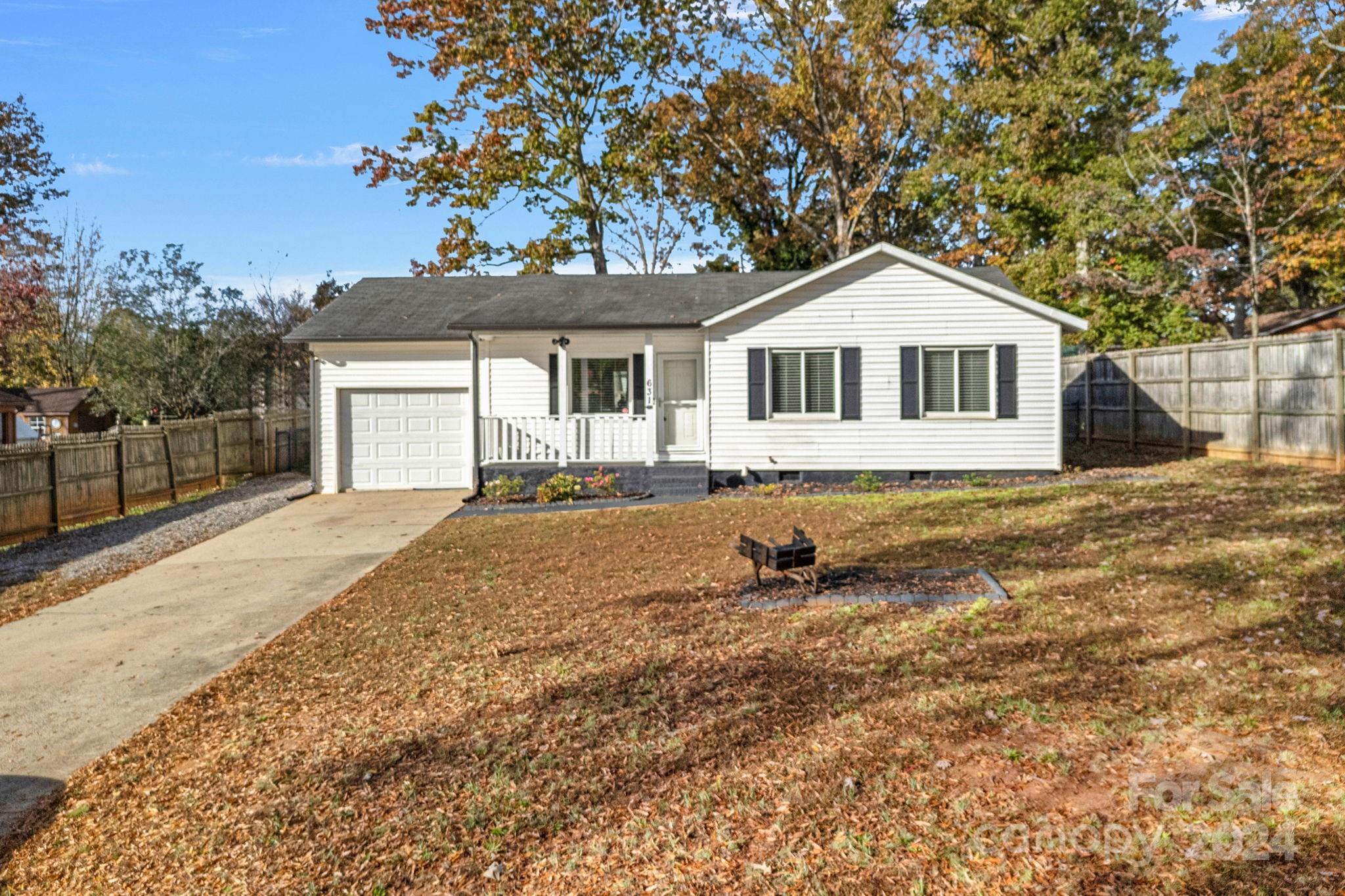 Property image 3 of 631 N Race Street in Oakland Heights, Statesville, NC 28677