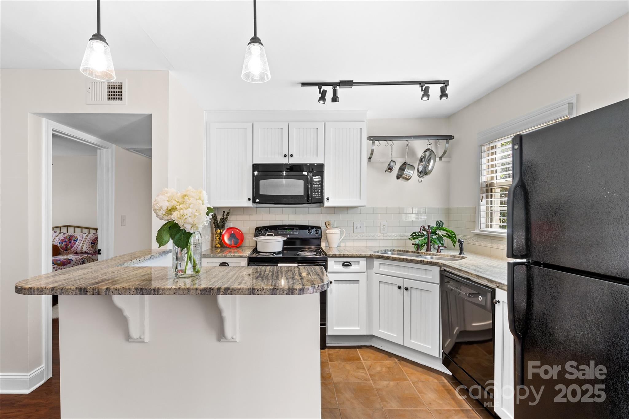 Property image 2 of 4921 Park Road in Selwyn Commons, Charlotte, NC 28209