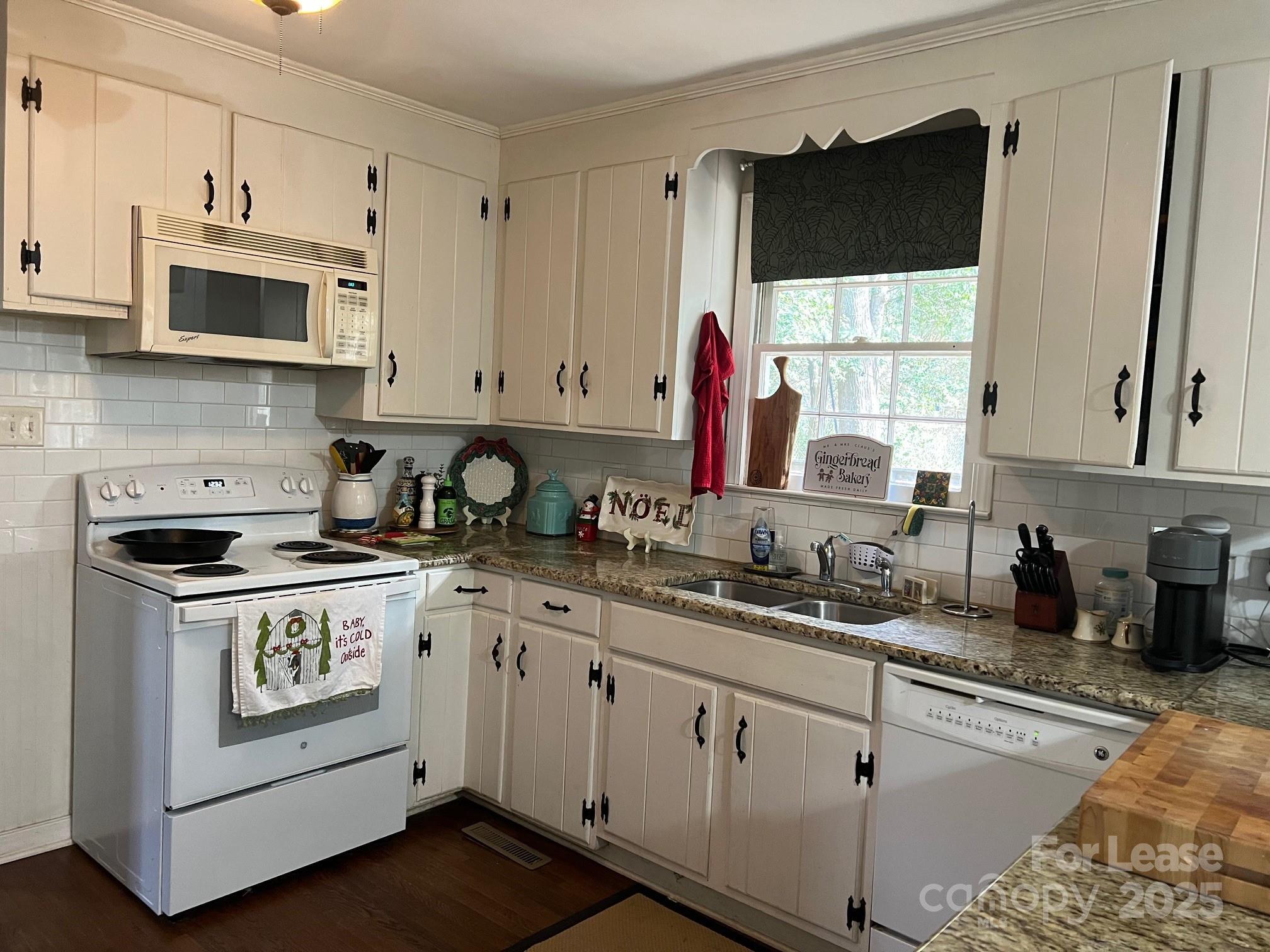 Property image 5 of 5531 Farmbrook Drive in Montclaire, Charlotte, NC 28210