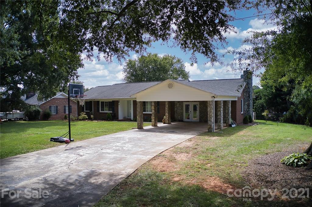 Property image 2 of 5715 Sandhurst Road in Homestead, Hickory, NC 28602