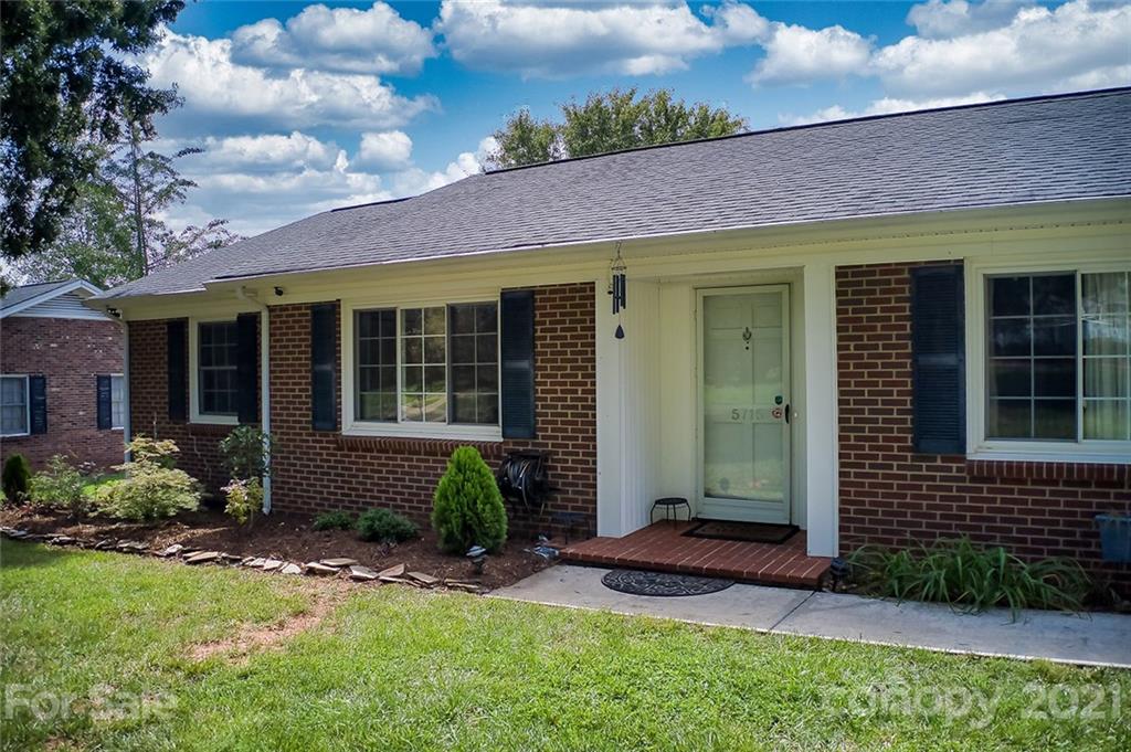 Property image 5 of 5715 Sandhurst Road in Homestead, Hickory, NC 28602