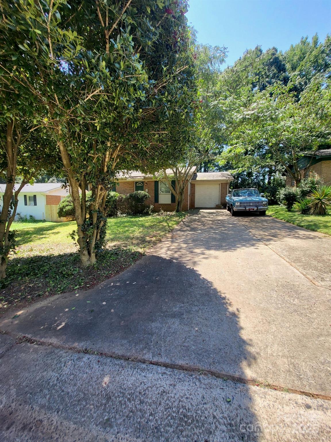 Property image 2 of 2313 Longleaf Drive in Montclaire, Charlotte, NC 28210