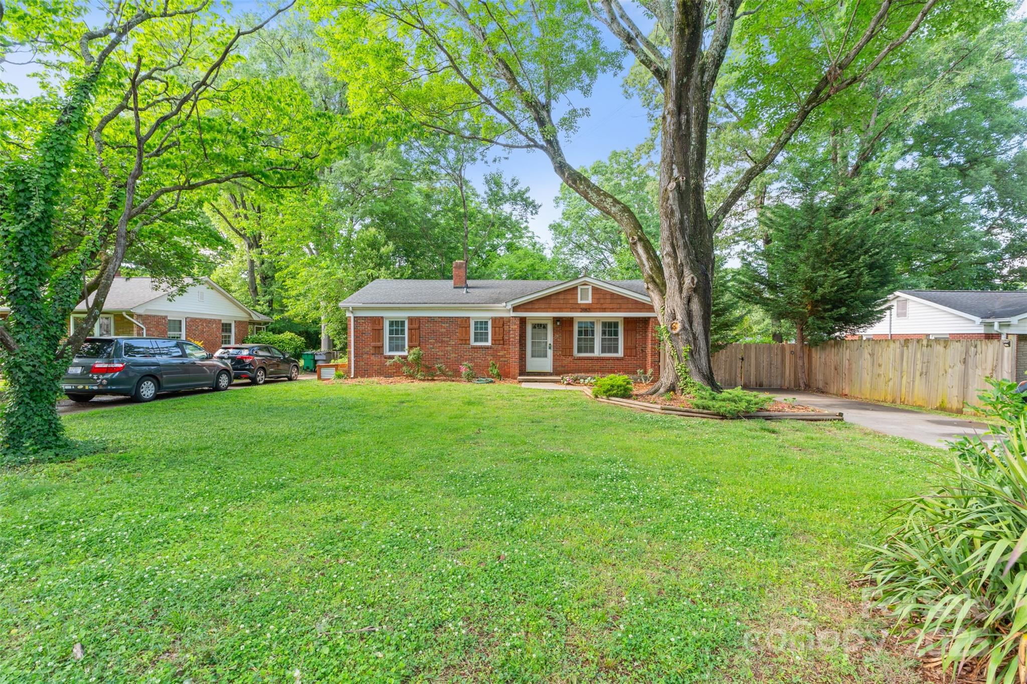 Property image 3 of 2953 Enfield Road in Markham Village, Charlotte, NC 28205